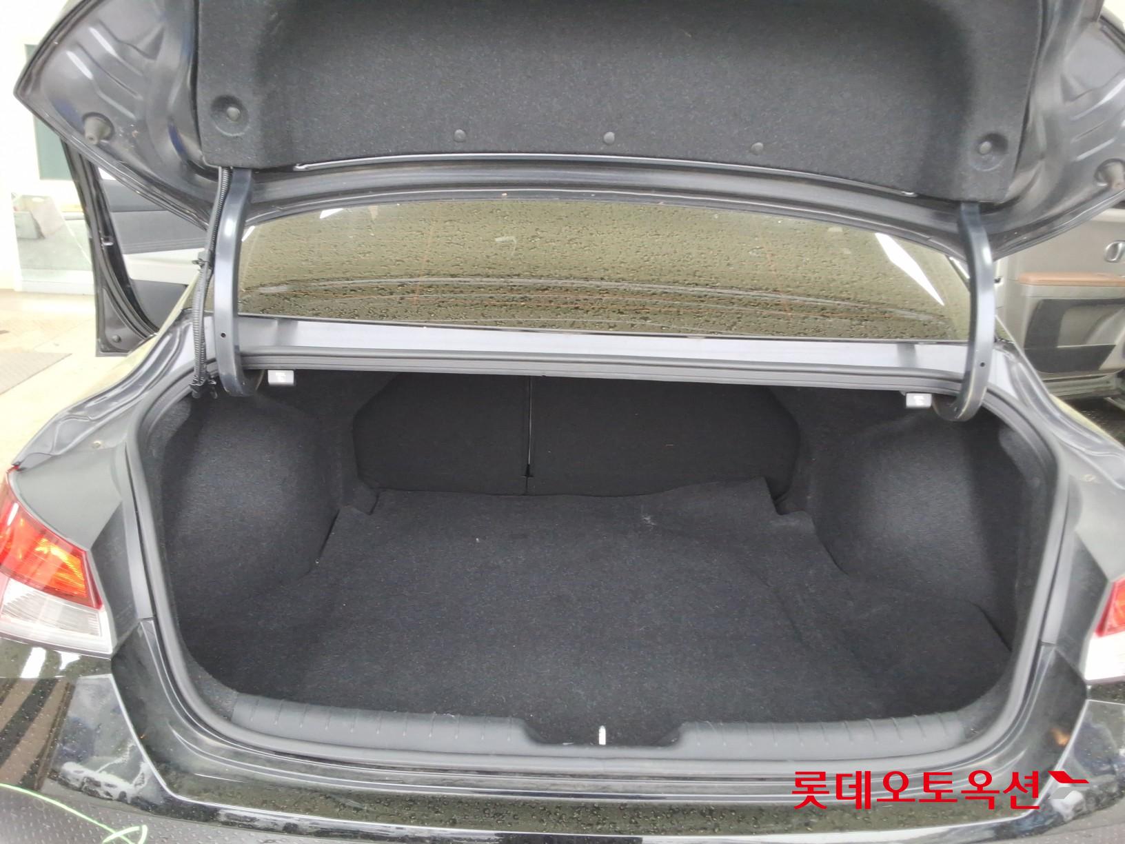 Hyundai Elantra 2023 - Image 9