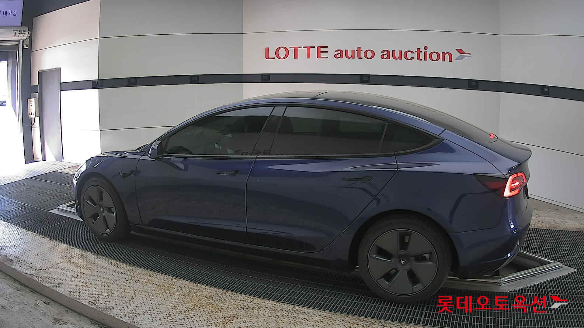 TESLA Model 3 - 14
