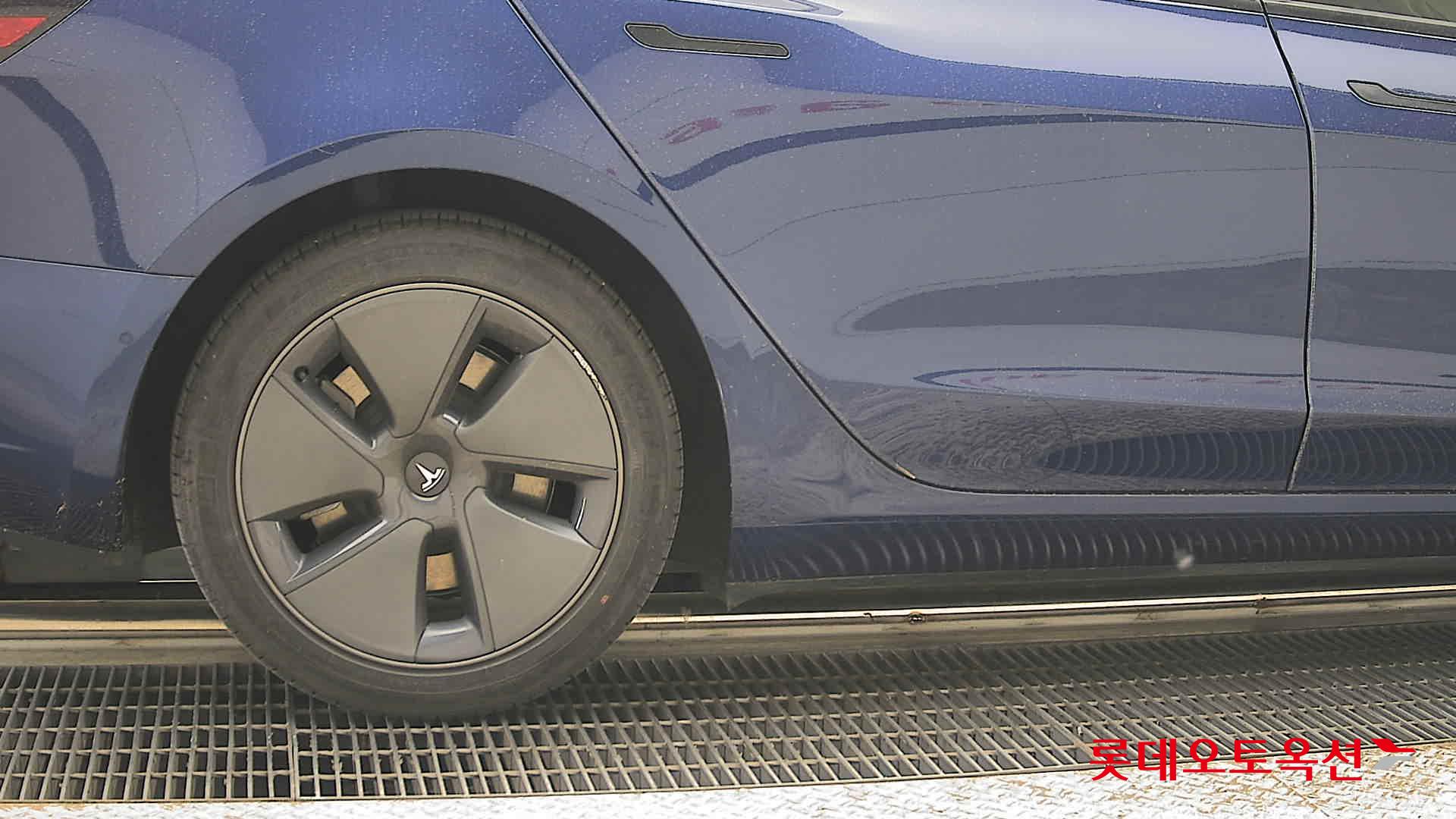 TESLA Model 3 - 28