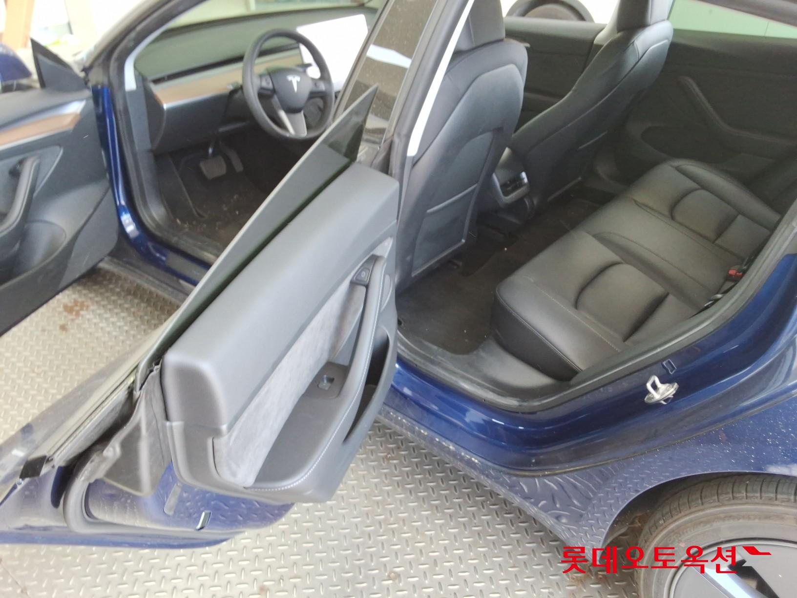 TESLA Model 3 - 38