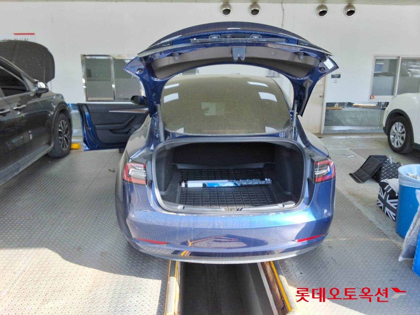 TESLA Model 3 - 9