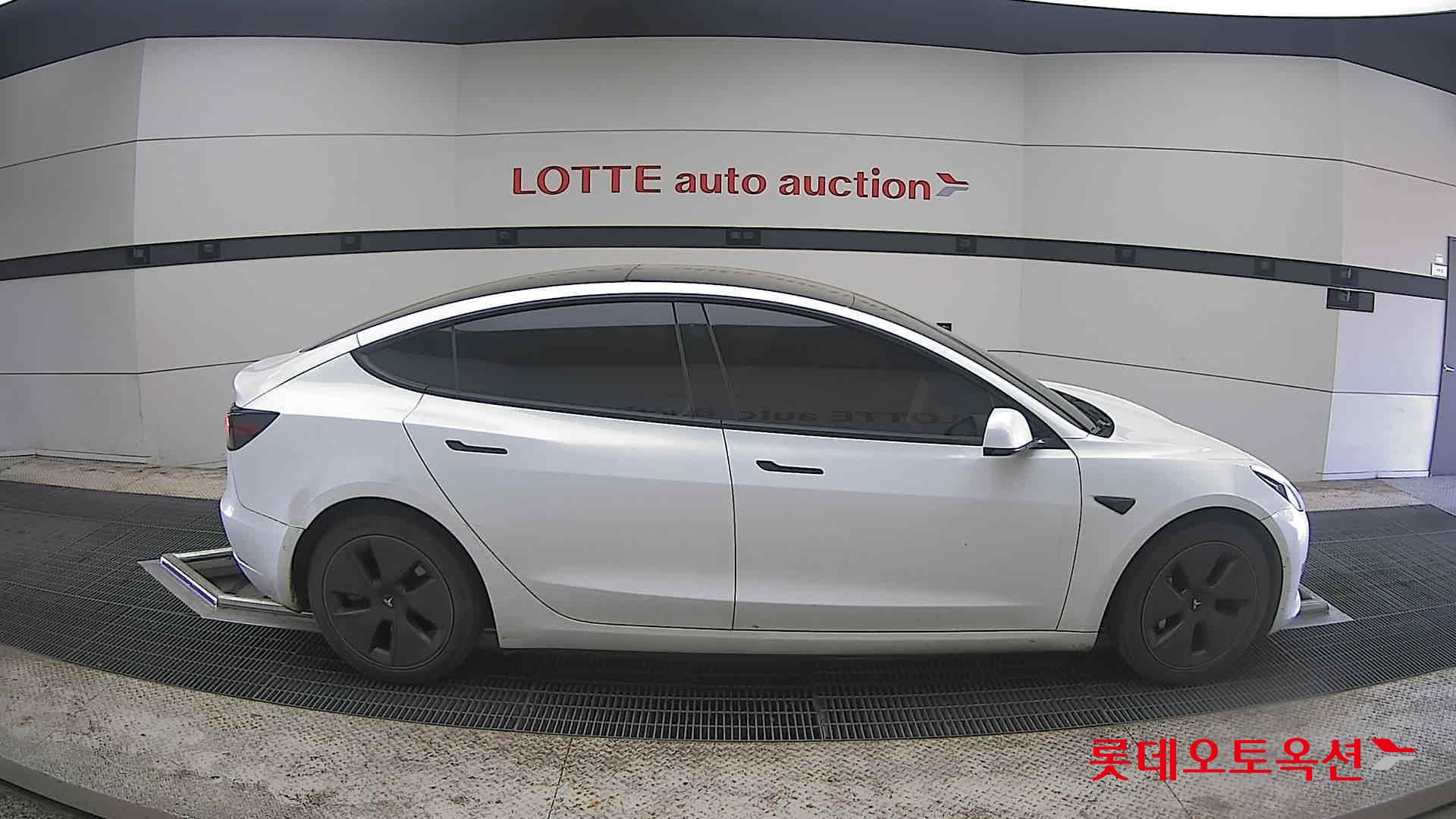 TESLA Model 3 - 21