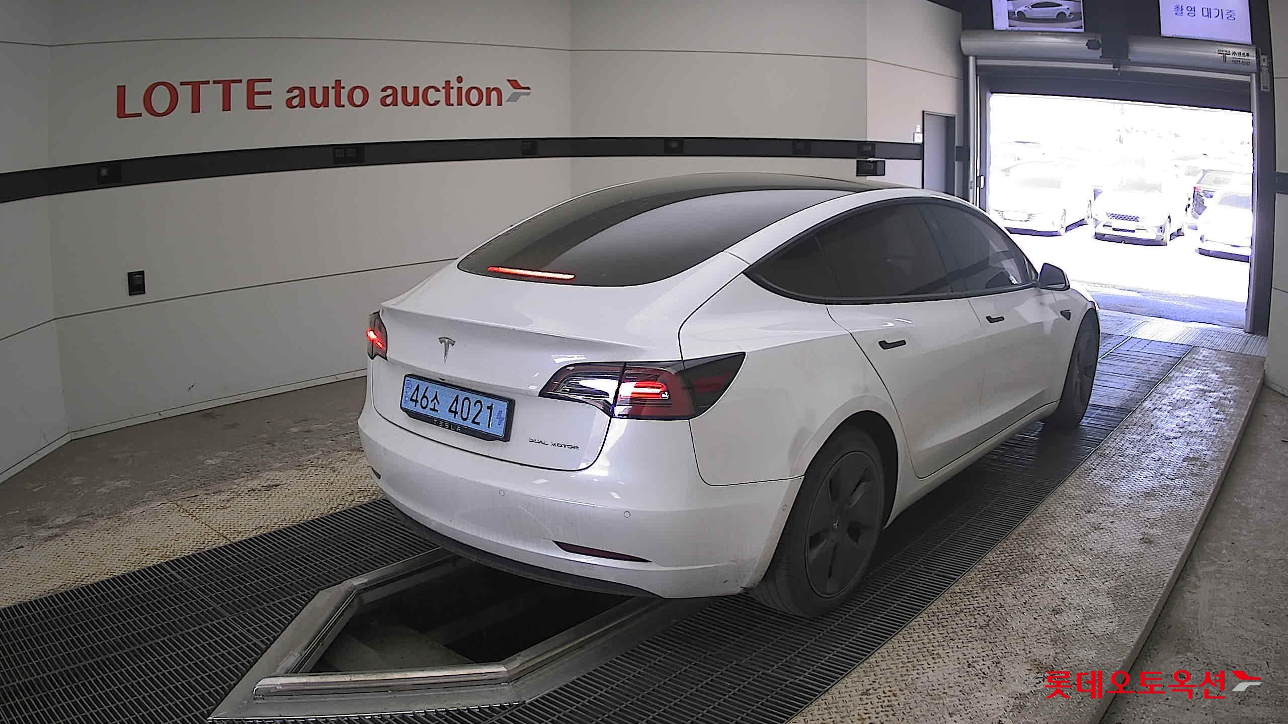 TESLA Model 3 - 5