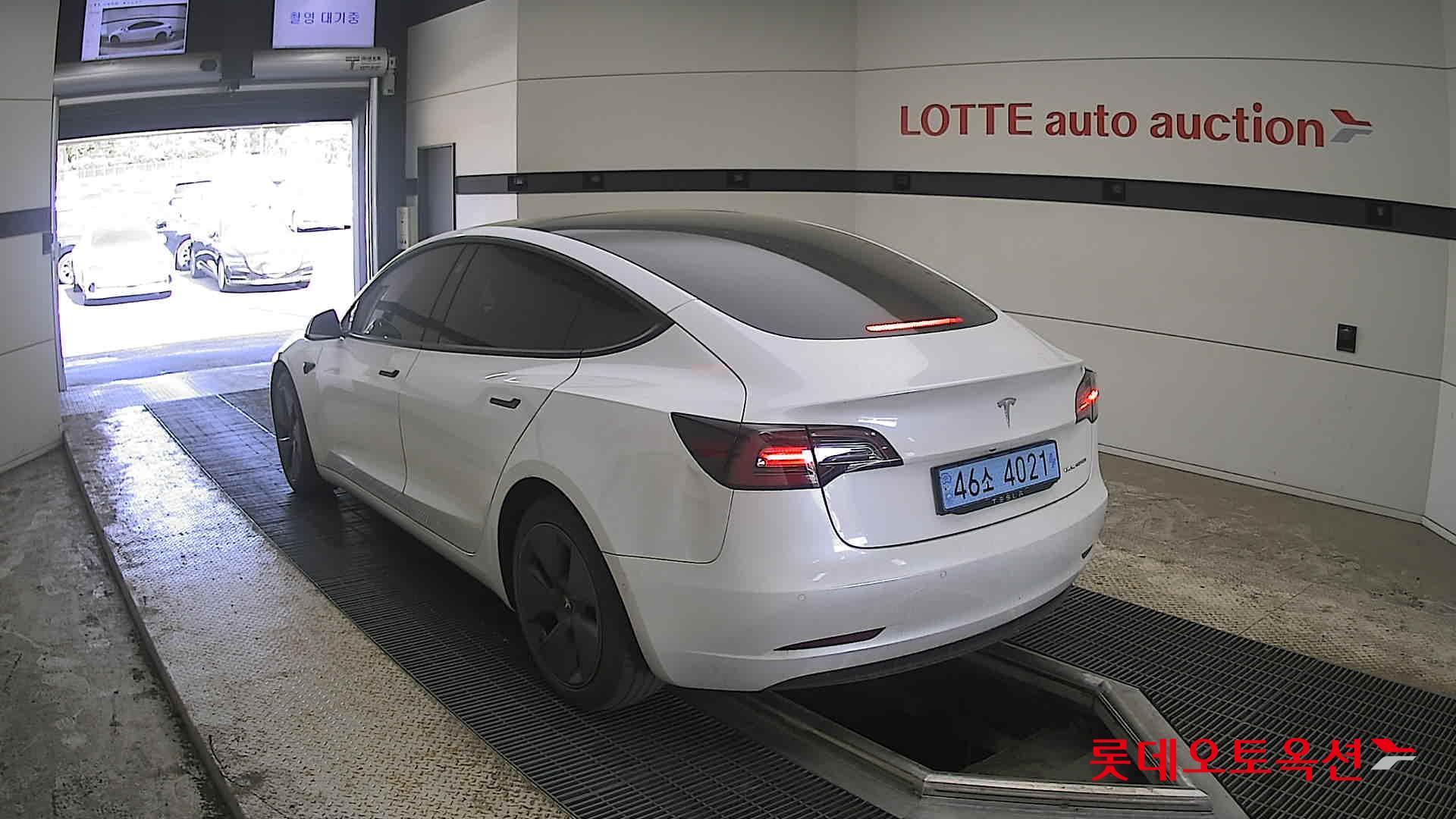 TESLA Model 3 - 4