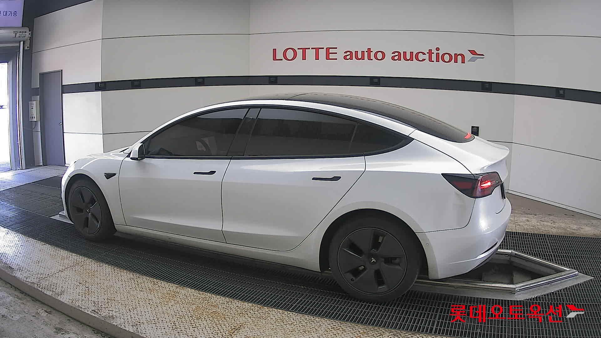 TESLA Model 3 - 14