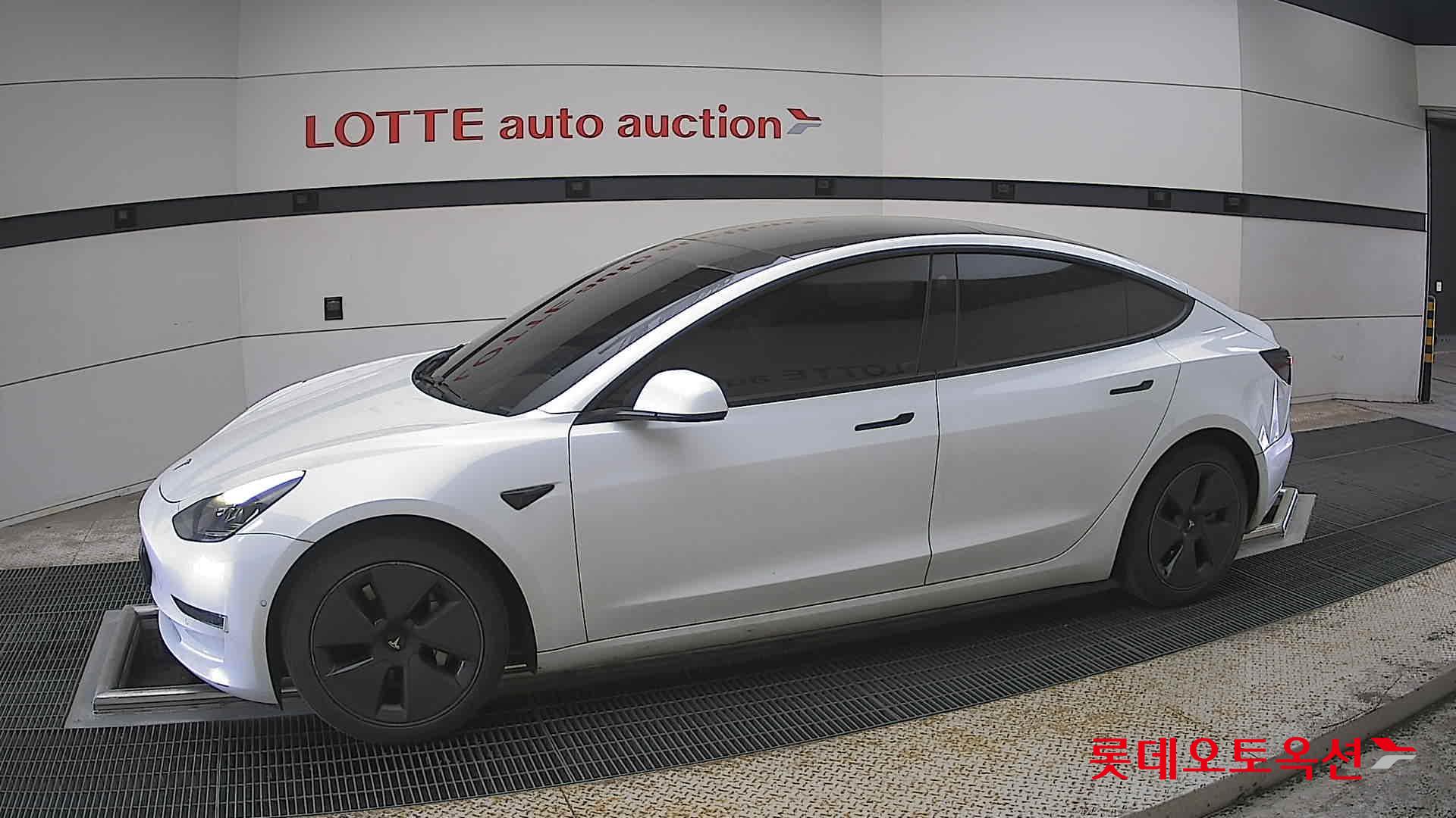 TESLA Model 3 - 12