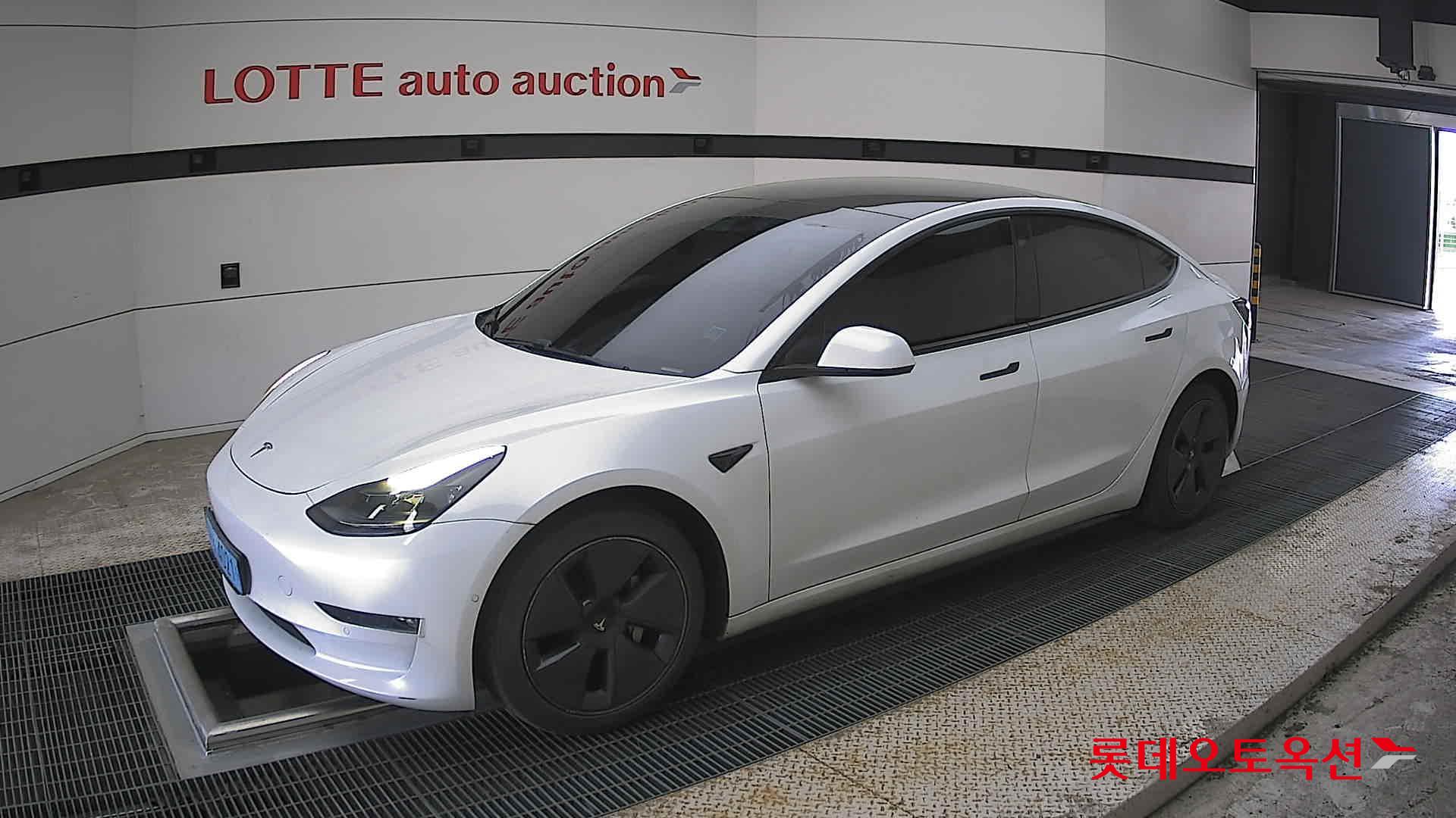 TESLA Model 3 - 11