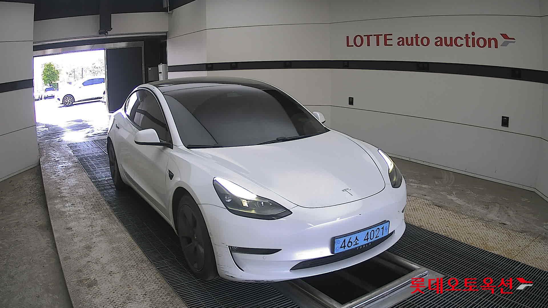 TESLA Model 3 - 24
