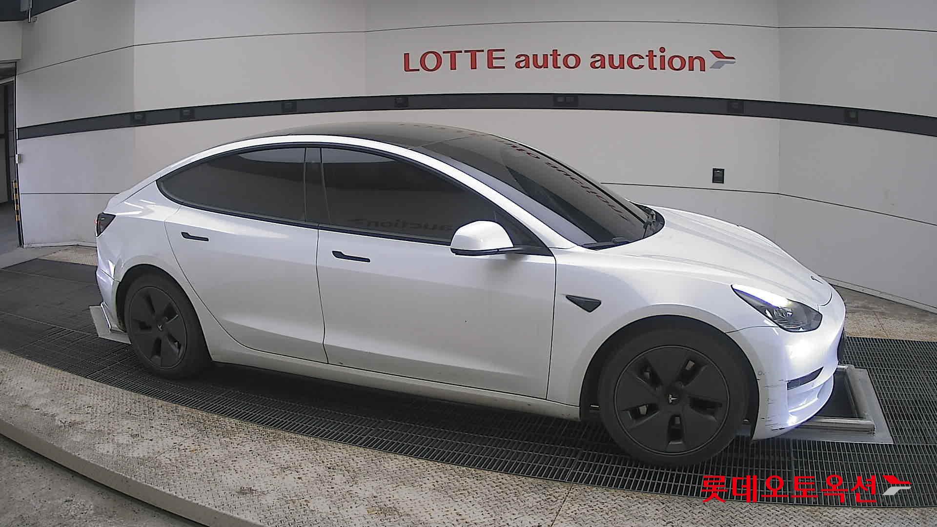 TESLA Model 3 - 22