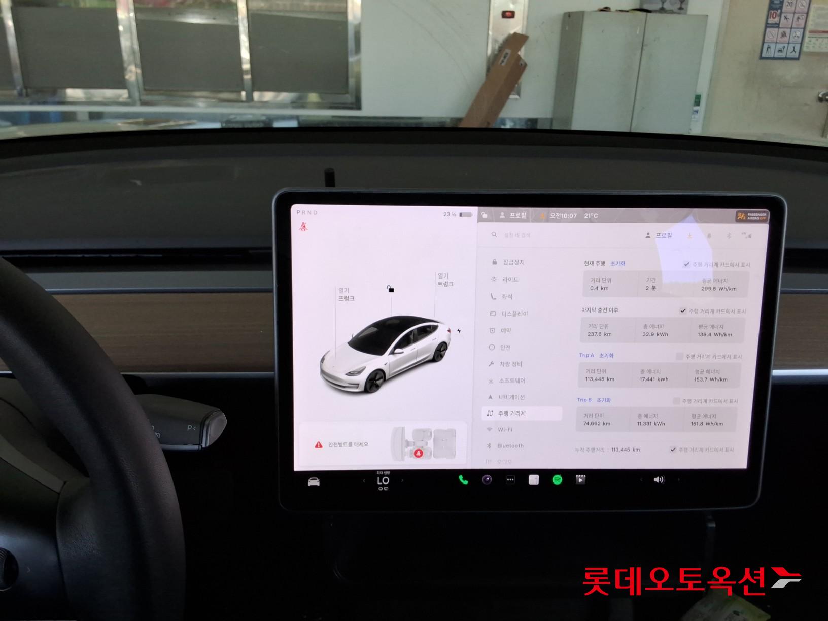TESLA Model 3 - 32