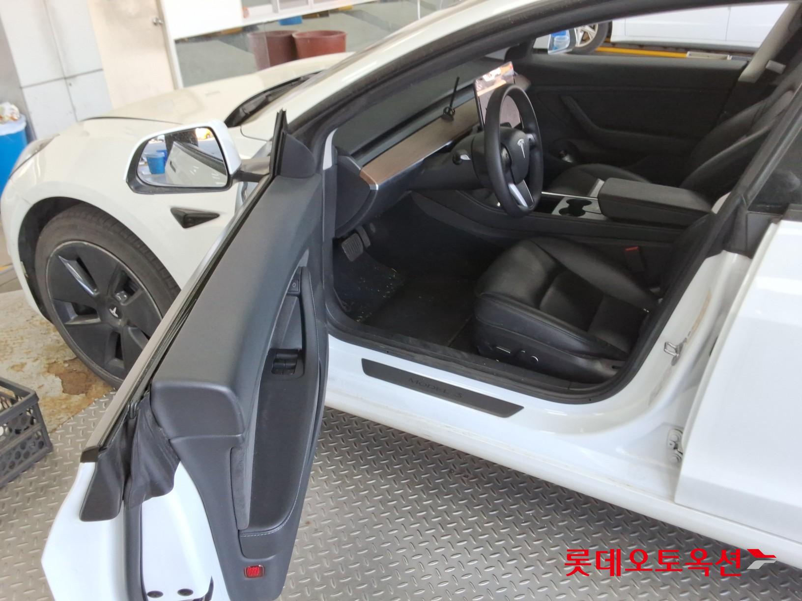 TESLA Model 3 - 37
