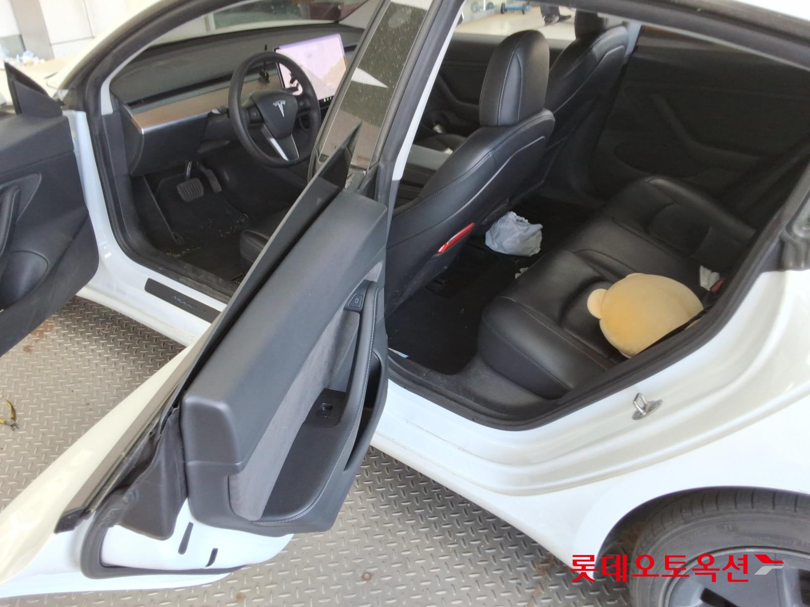 TESLA Model 3 - 38