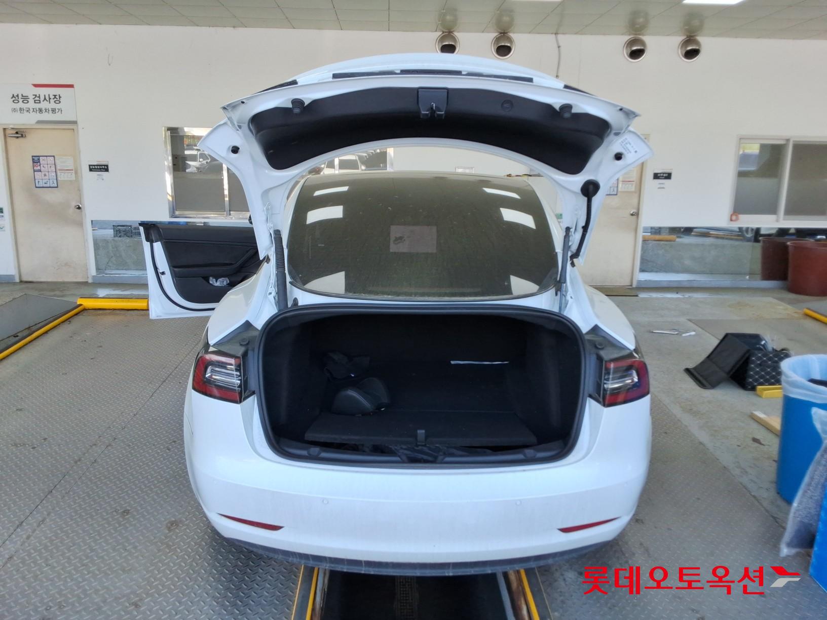 TESLA Model 3 - 9
