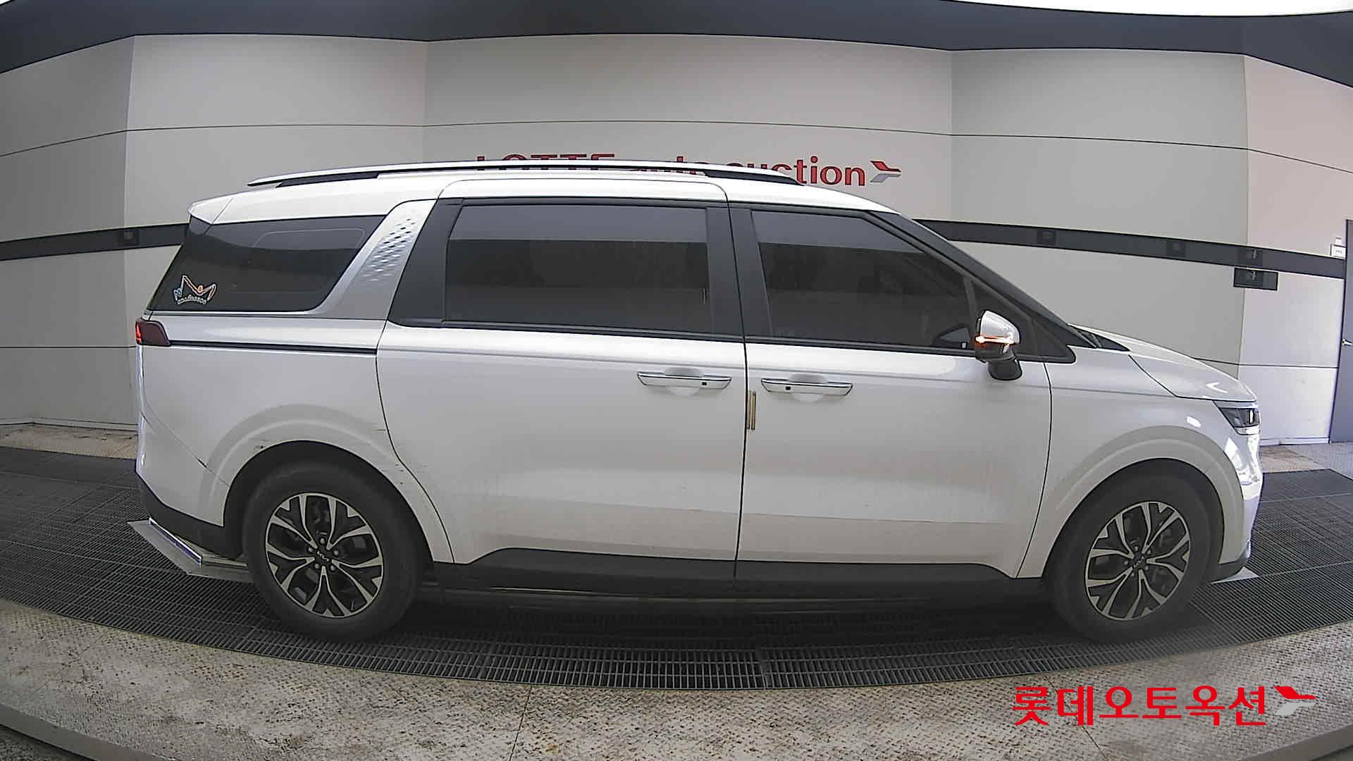 Kia Carnival - 21