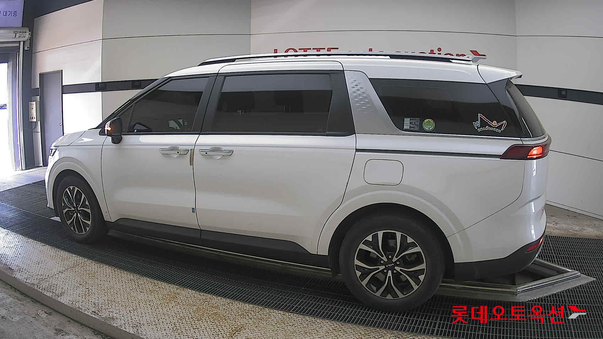 Kia Carnival - 14