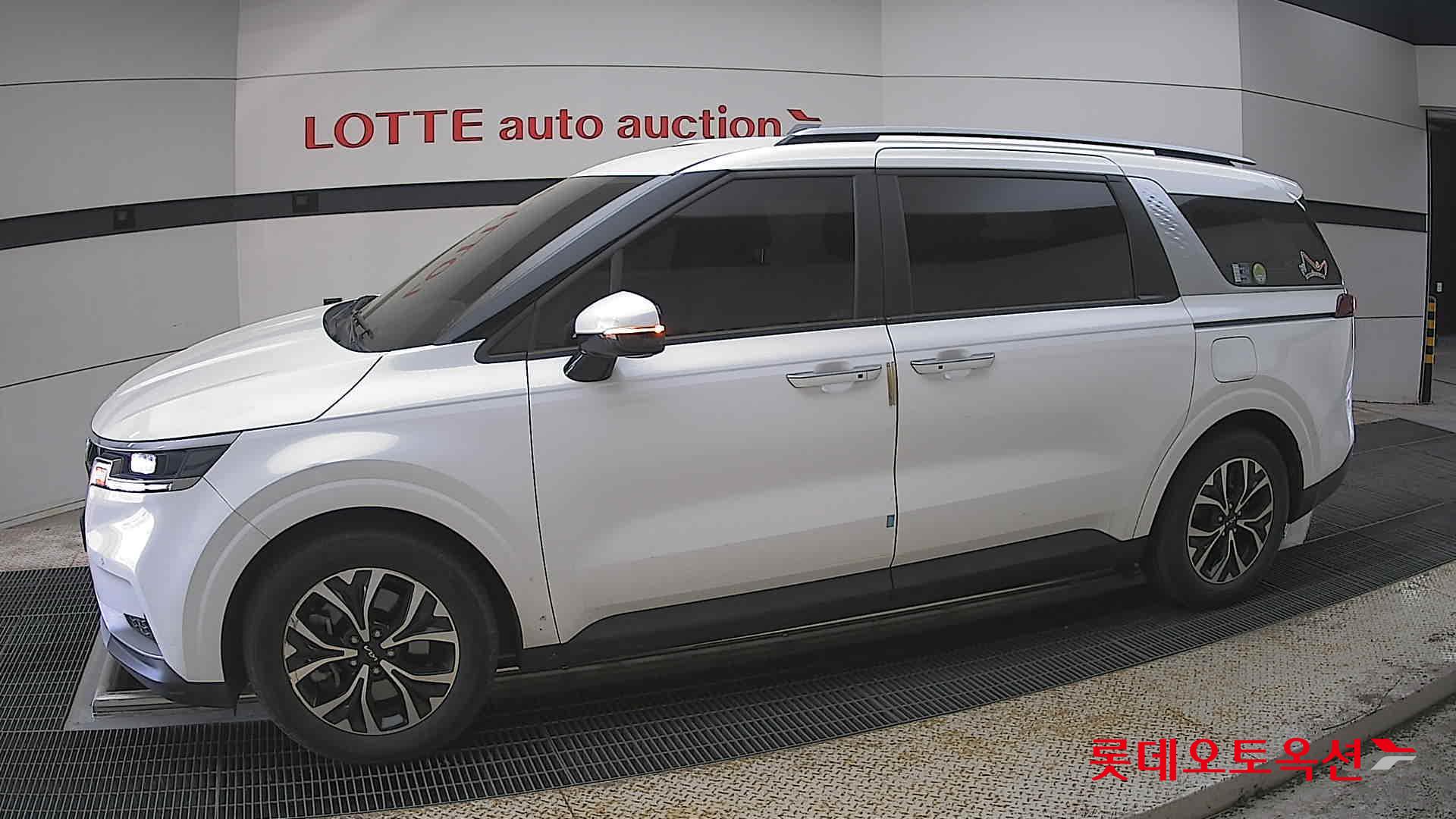 Kia Carnival - 12