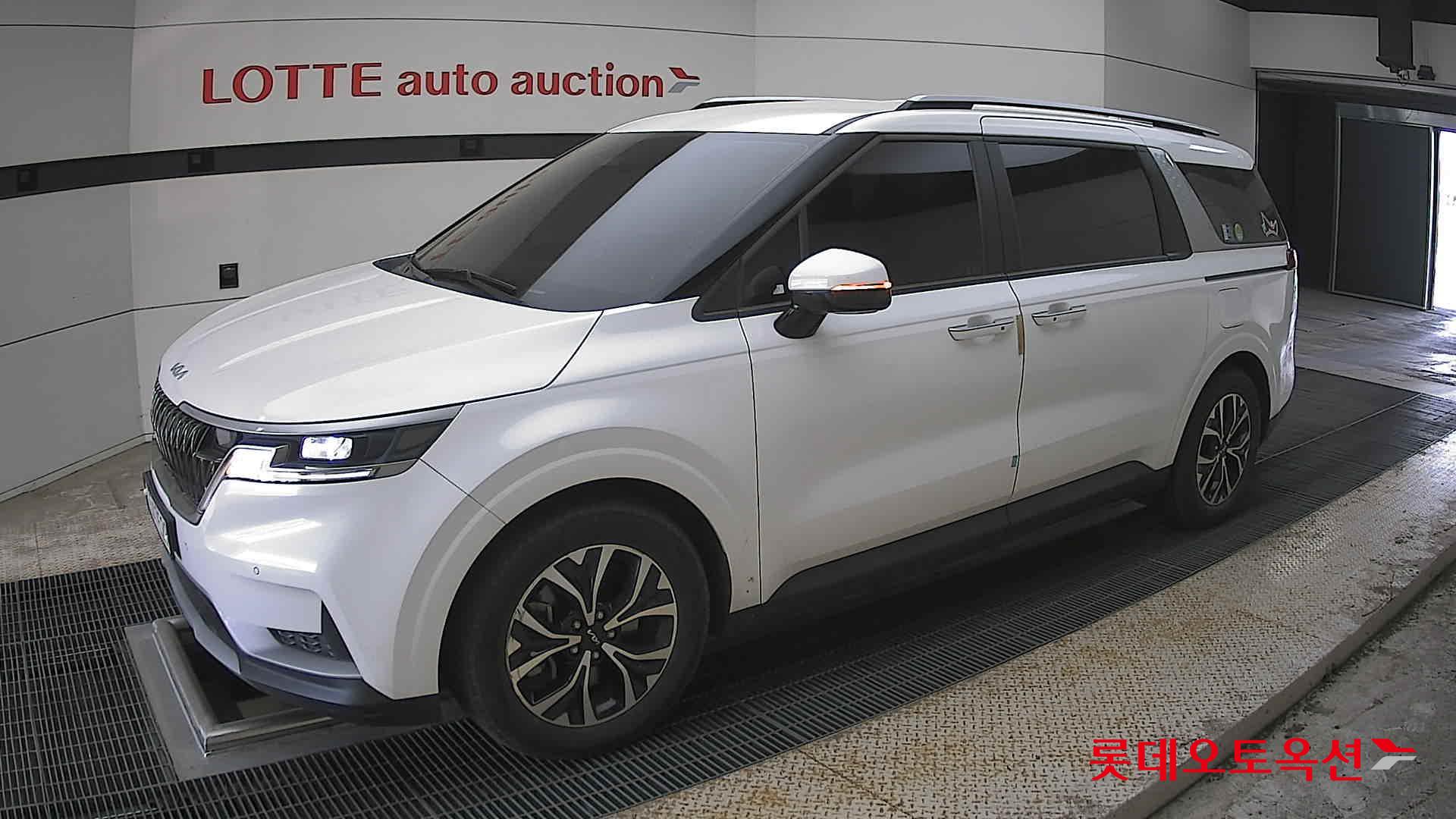 Kia Carnival - 11