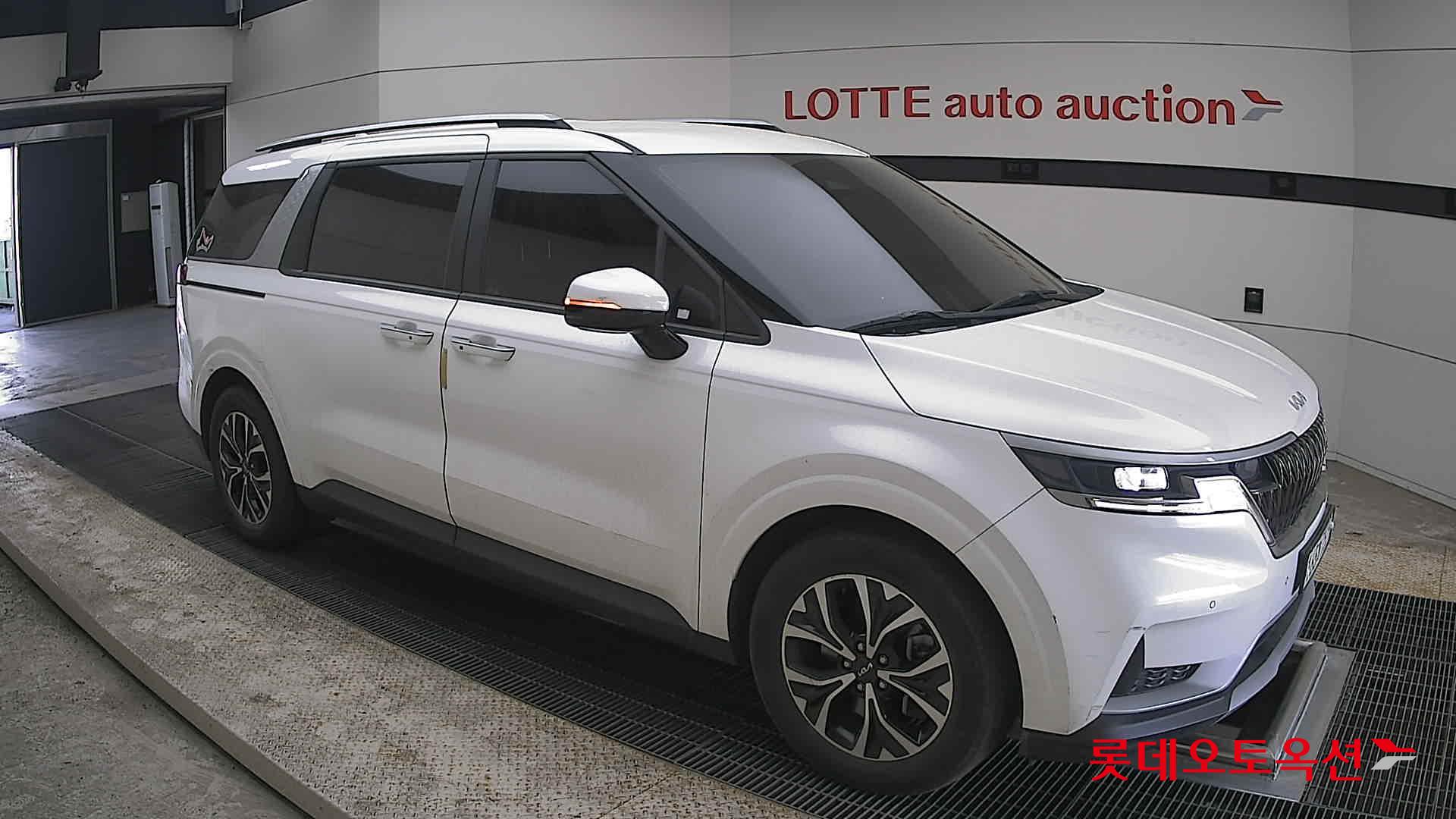 Kia Carnival - 23