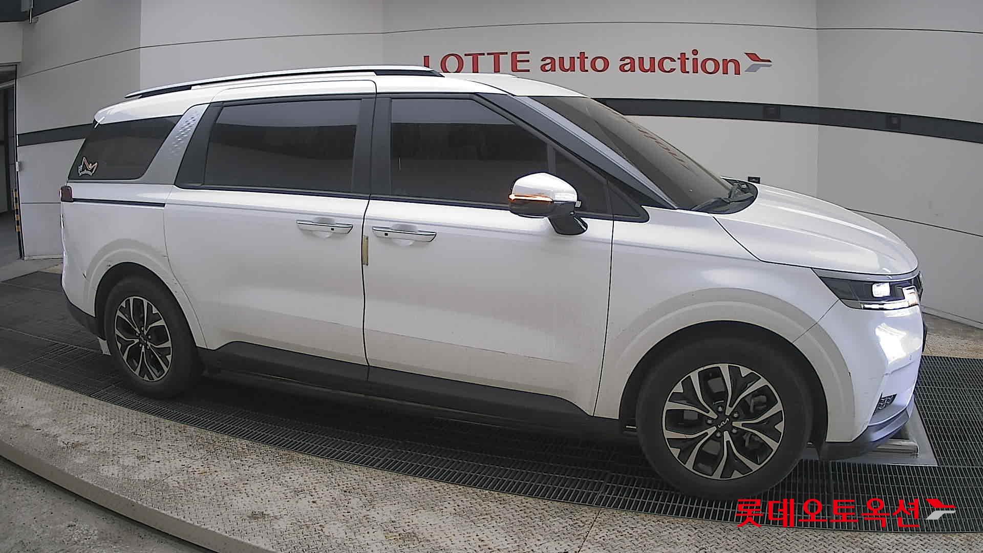 Kia Carnival - 22