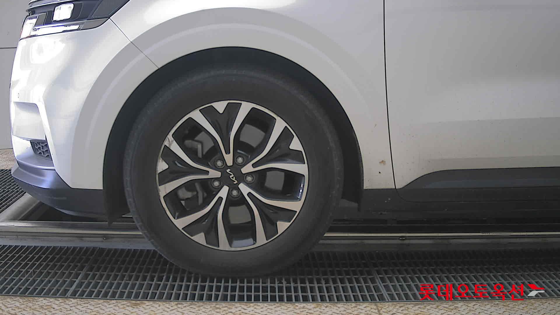 Kia Carnival - 25