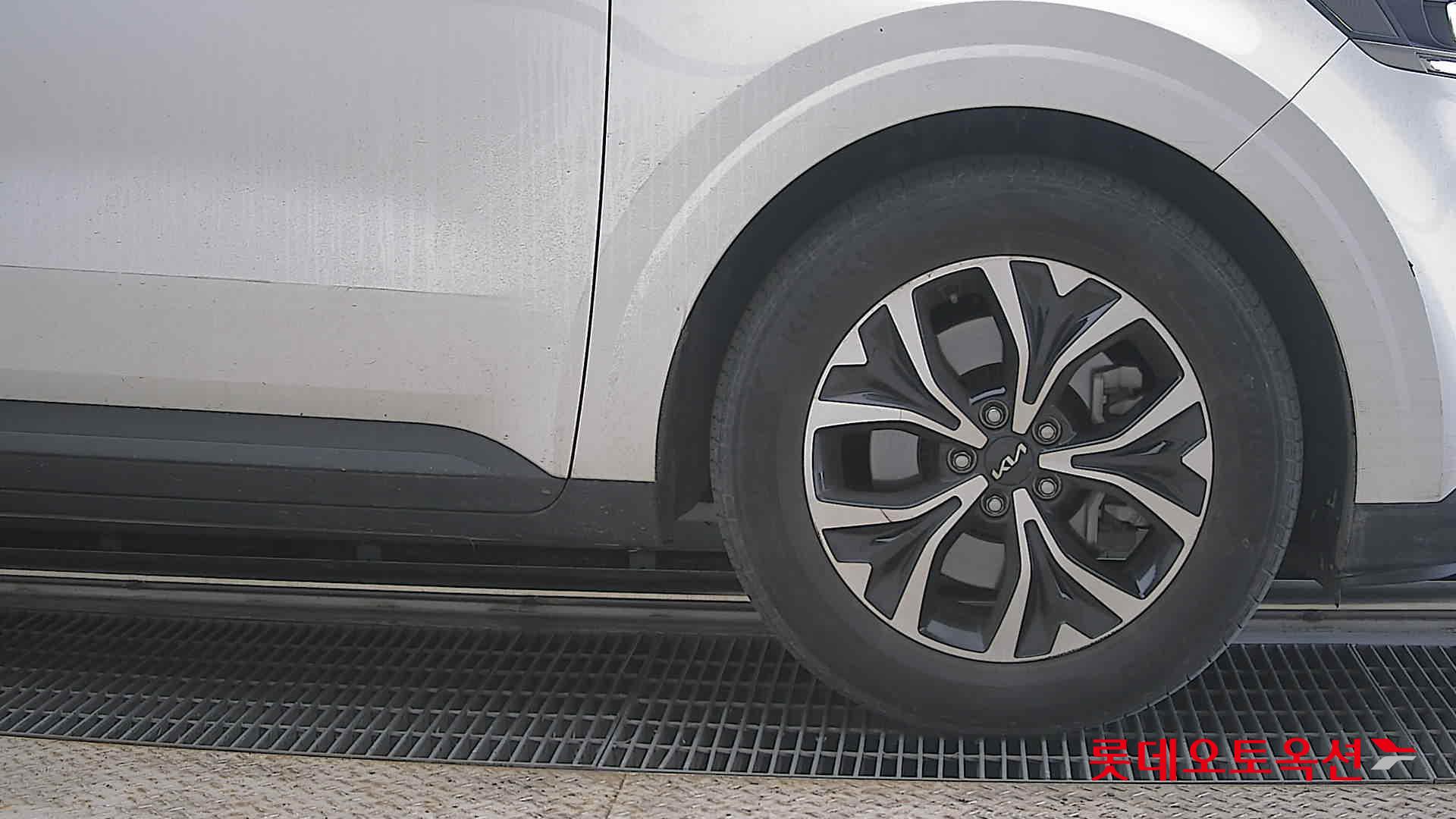 Kia Carnival - 27