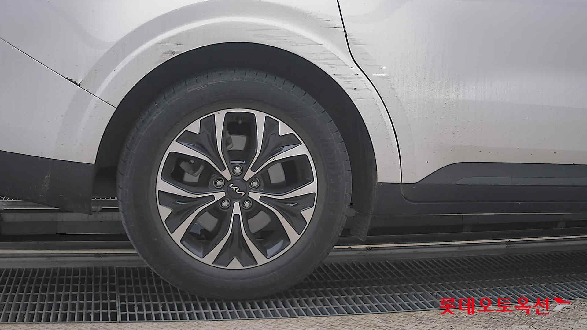 Kia Carnival - 28