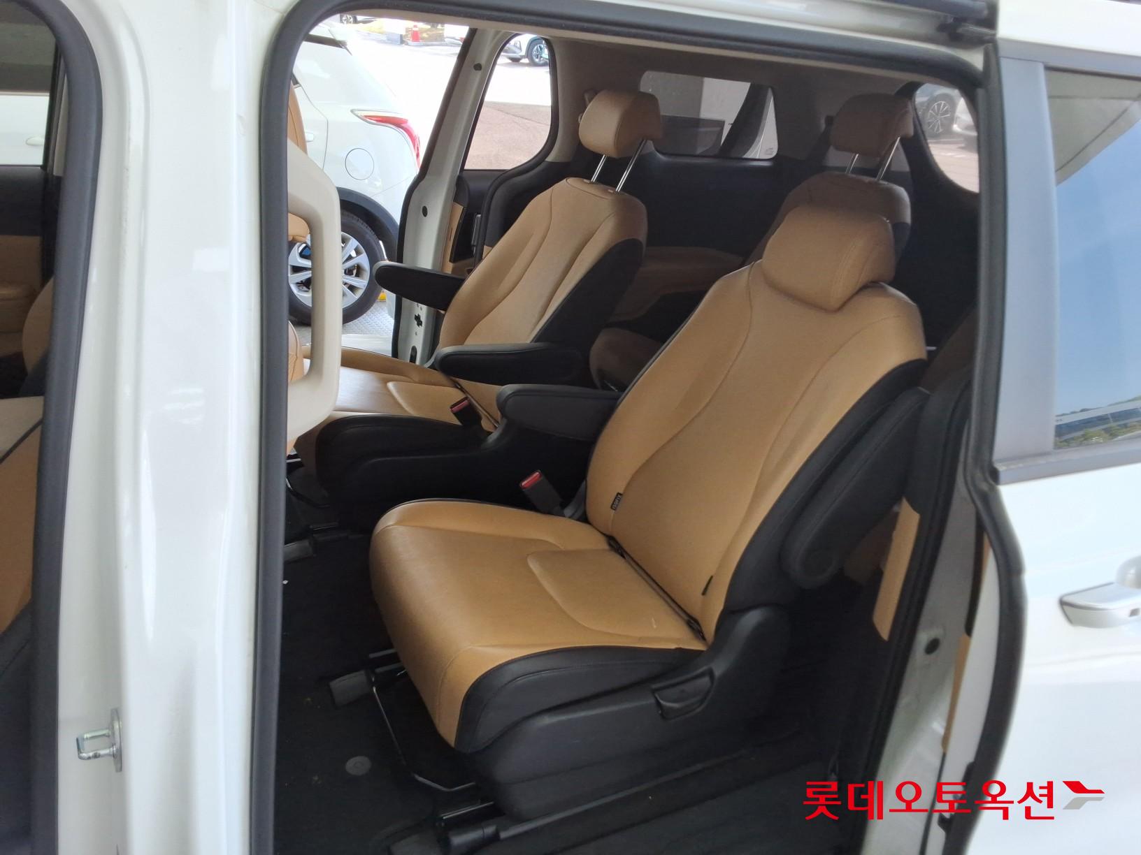 Kia Carnival - 38