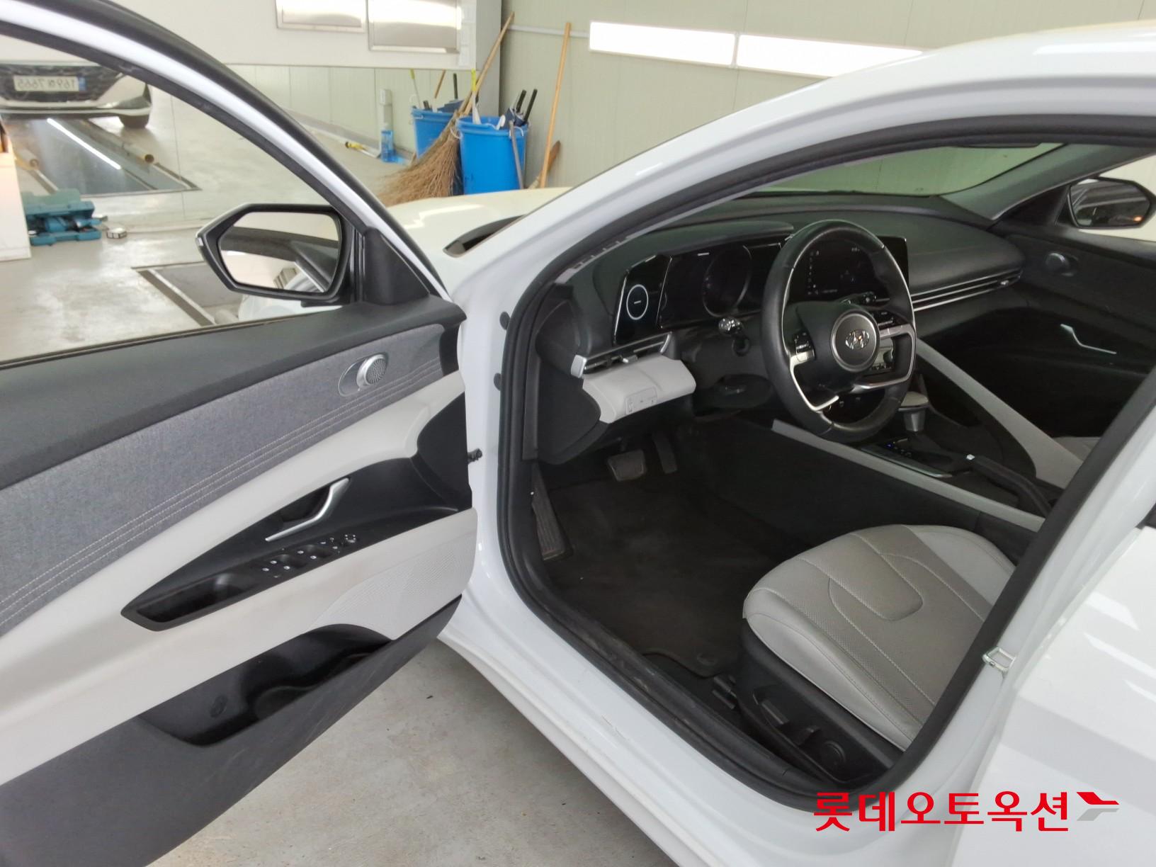 Hyundai Elantra 2023 - Image 35