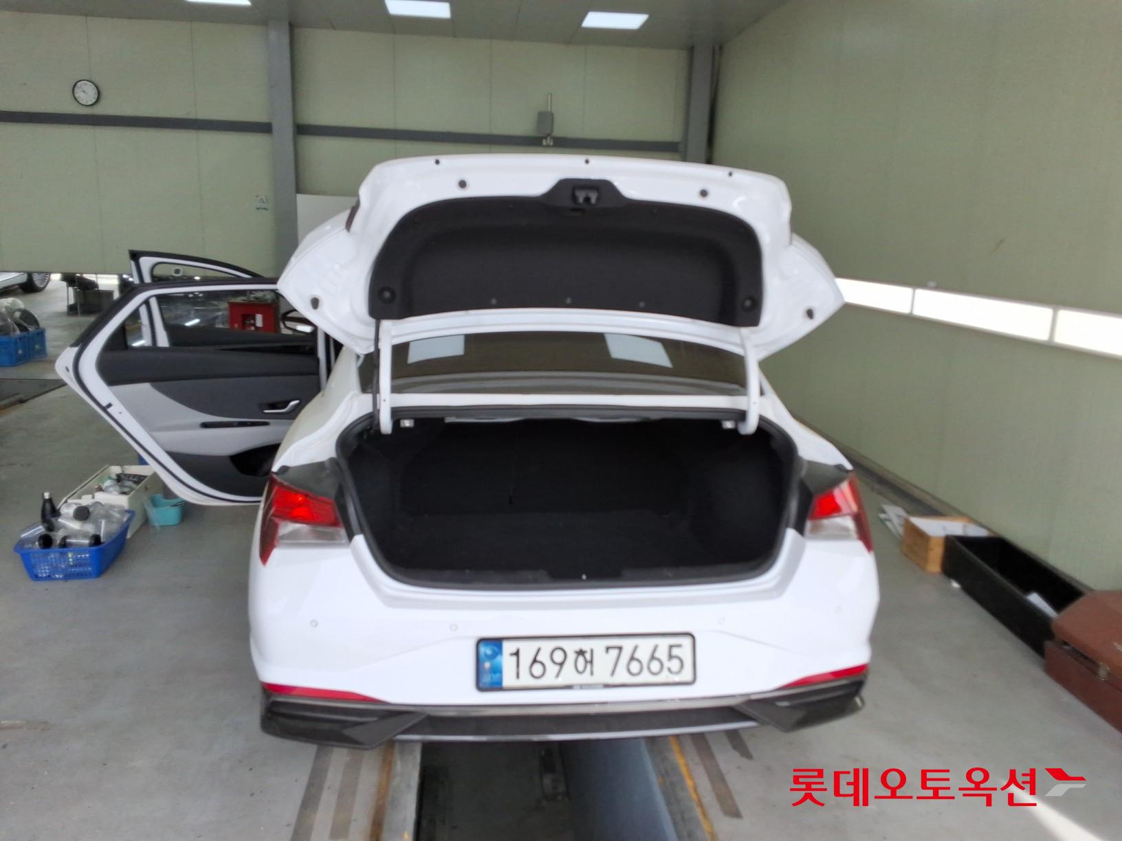 Hyundai Elantra 2023 - Image 9