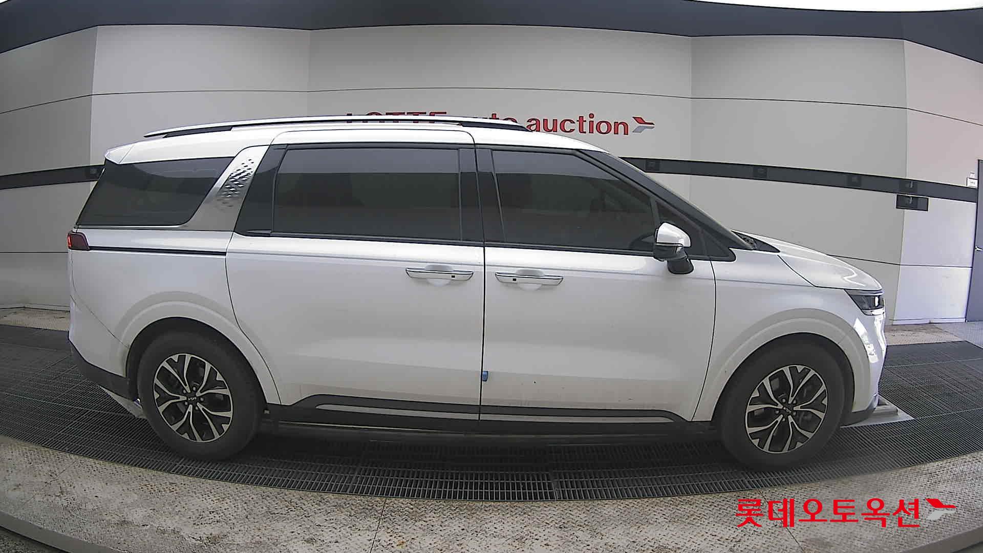 Kia Carnival - 21