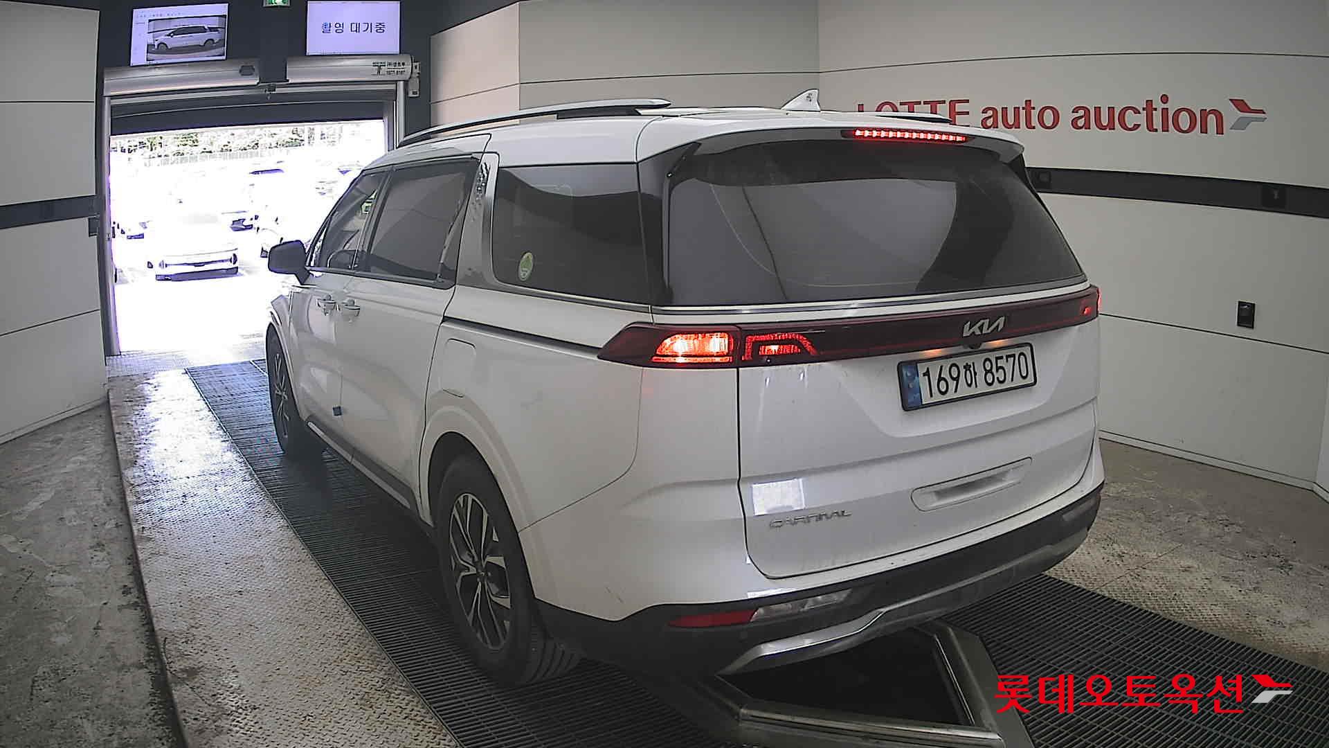 Kia Carnival - 16