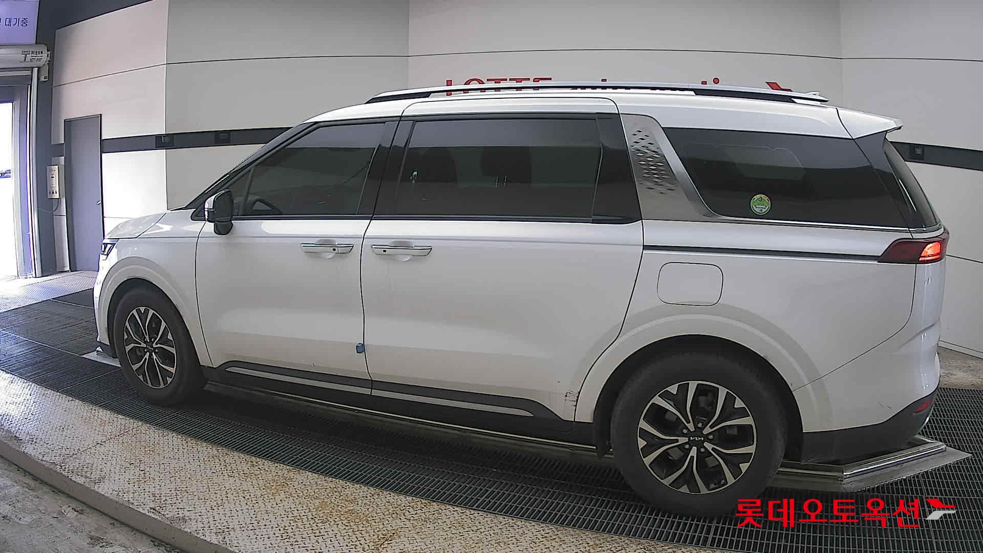 Kia Carnival - 14