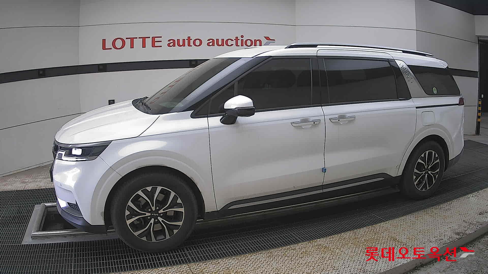 Kia Carnival - 12