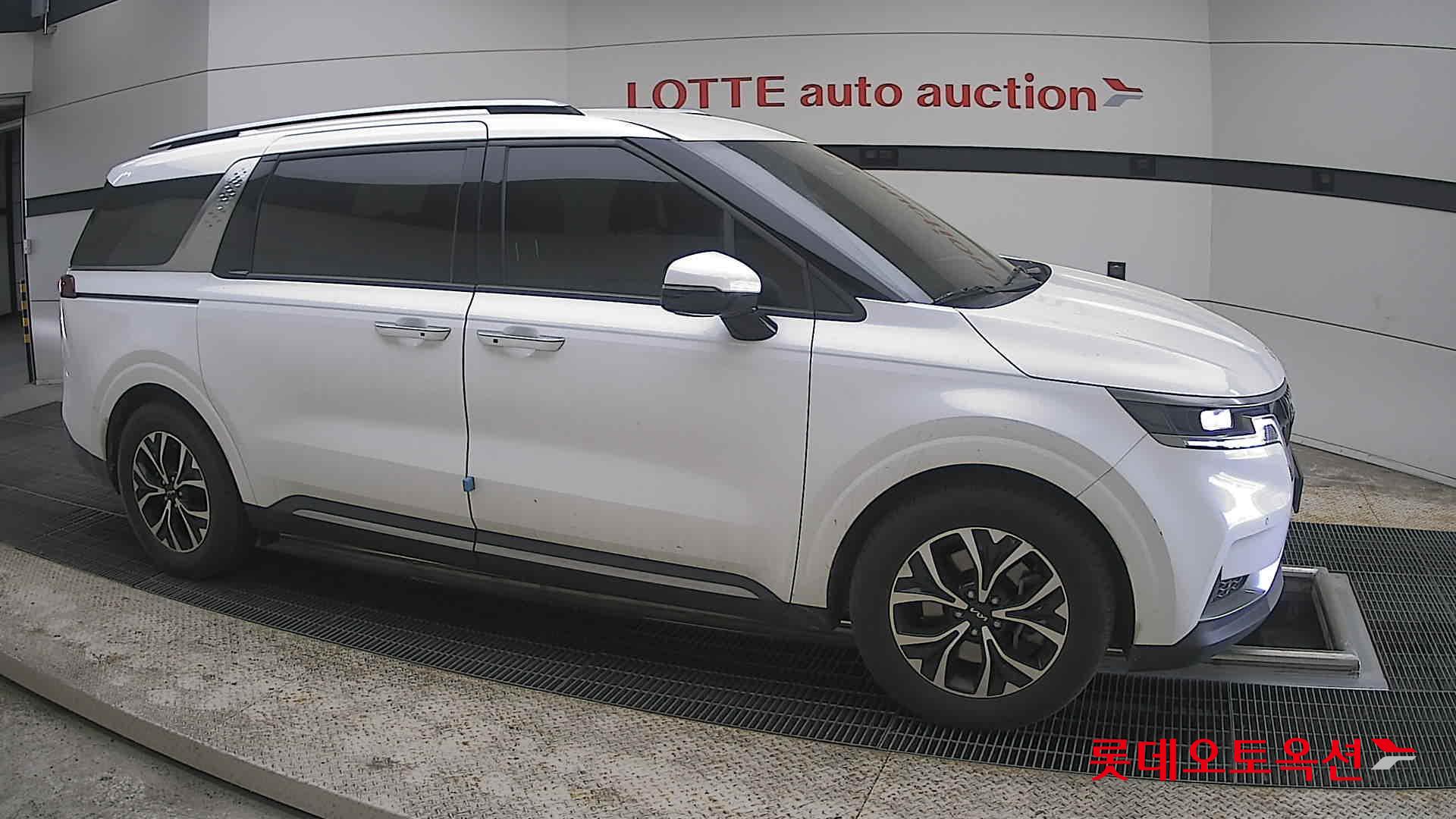 Kia Carnival - 22