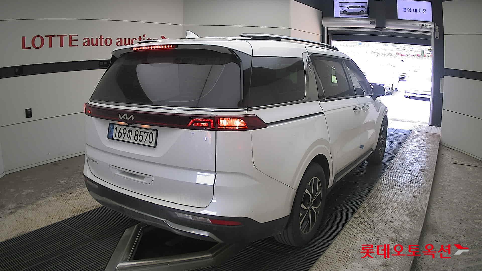 Kia Carnival - 18