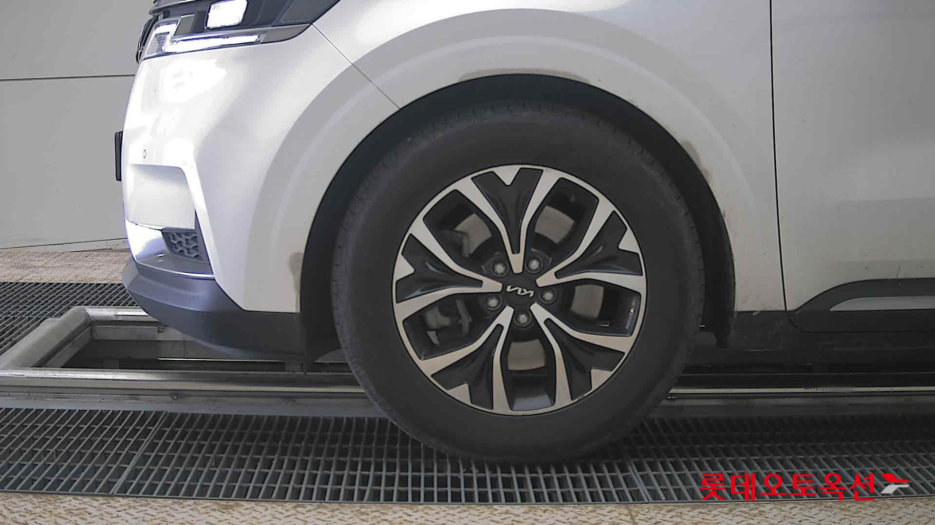 Kia Carnival - 25