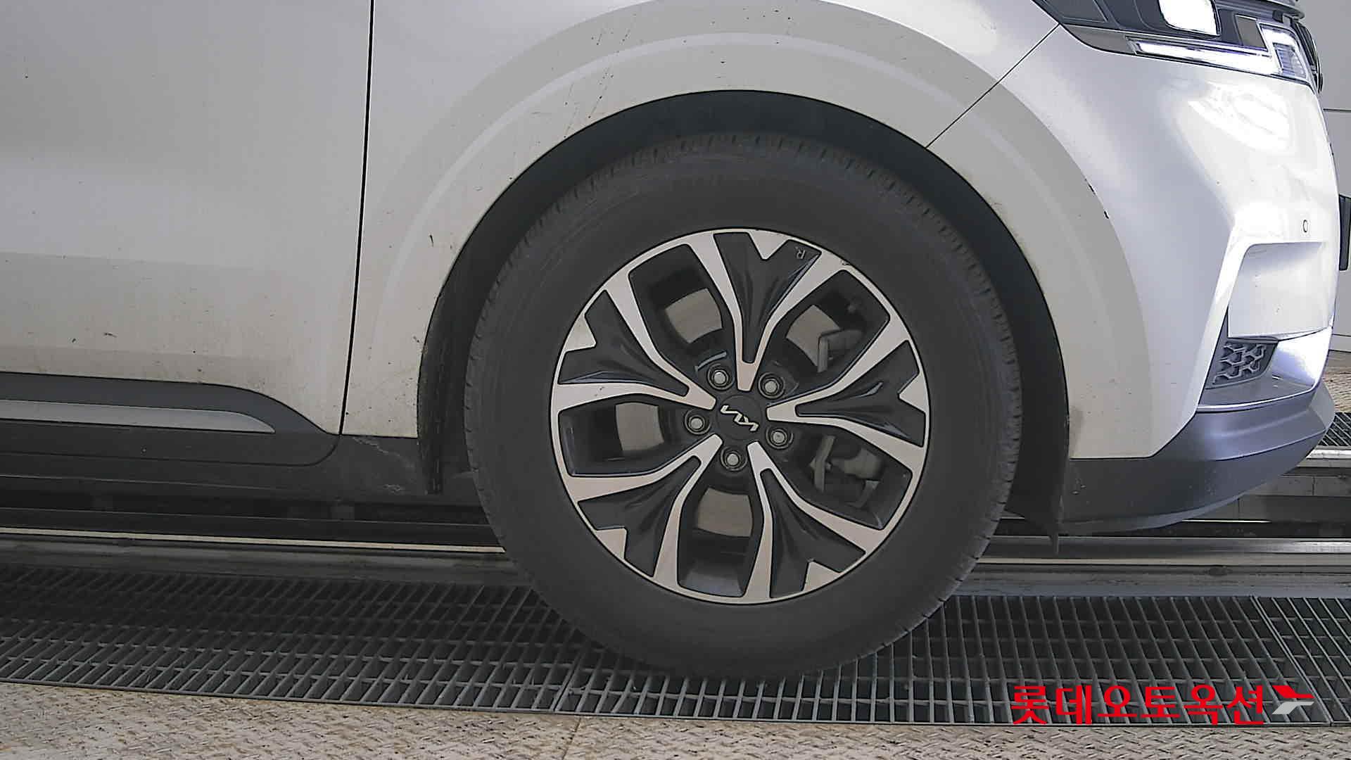 Kia Carnival - 27