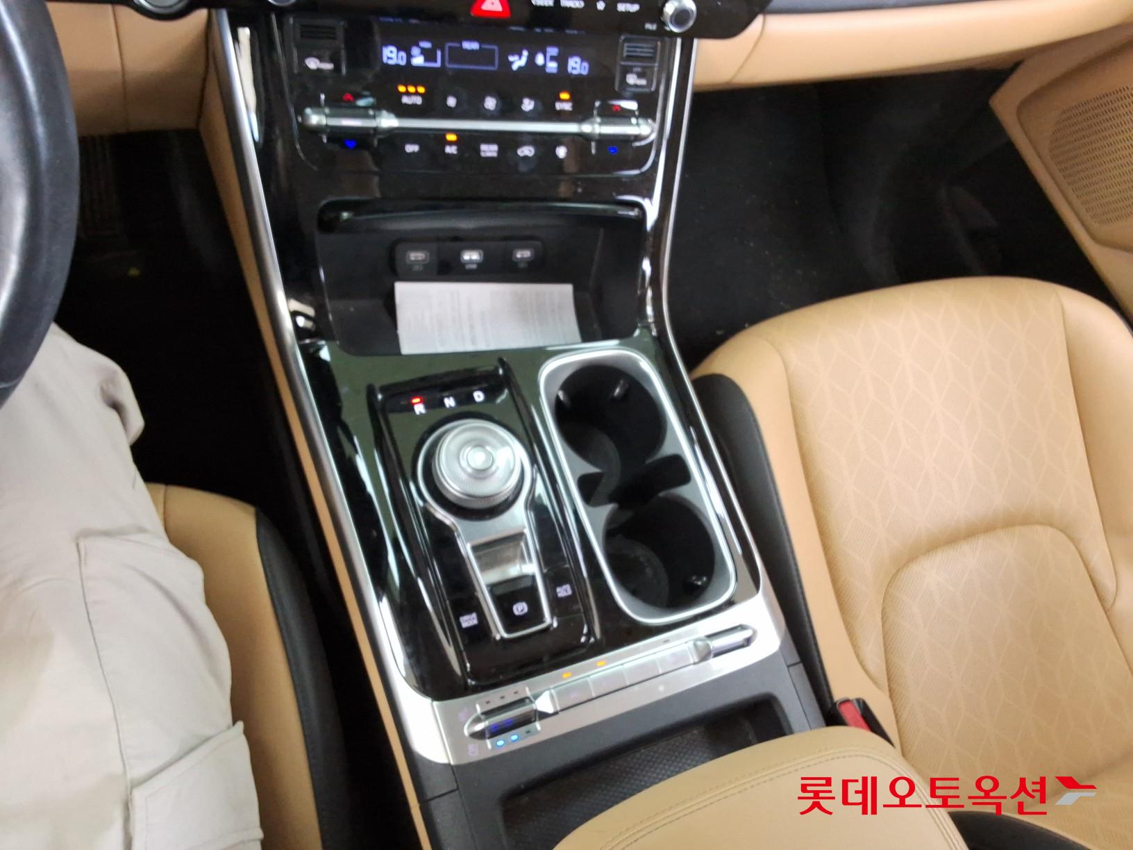 Kia Carnival - 34