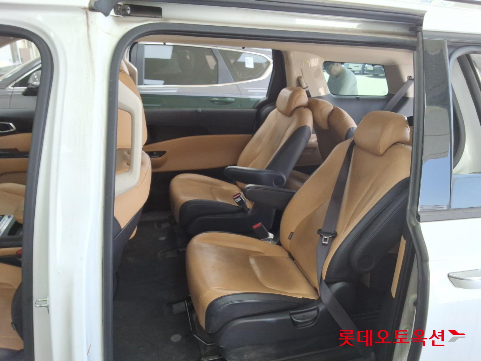 Kia Carnival - 37