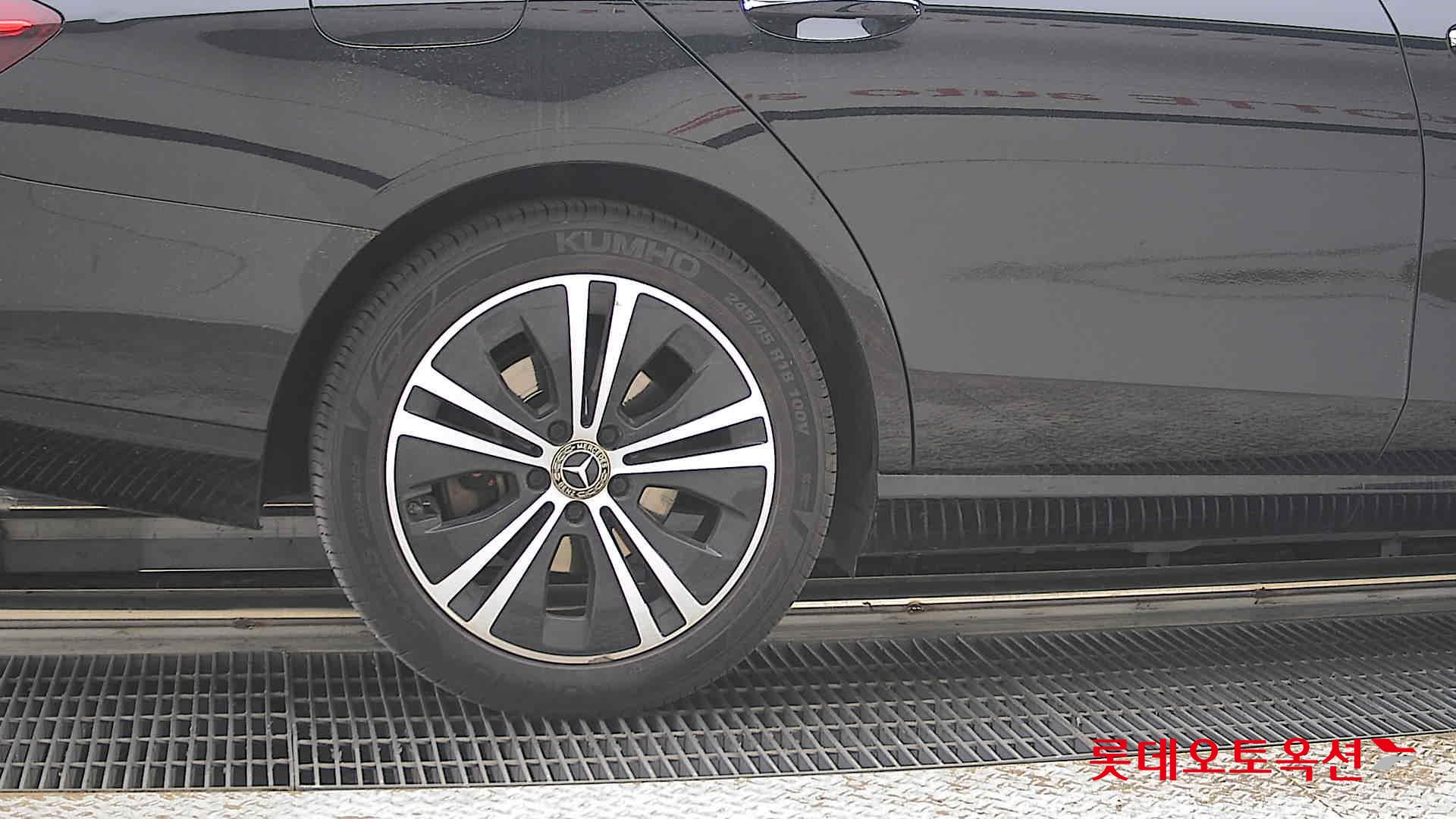 메르세데스-벤츠 E-클래스 2021 - 이미지 28