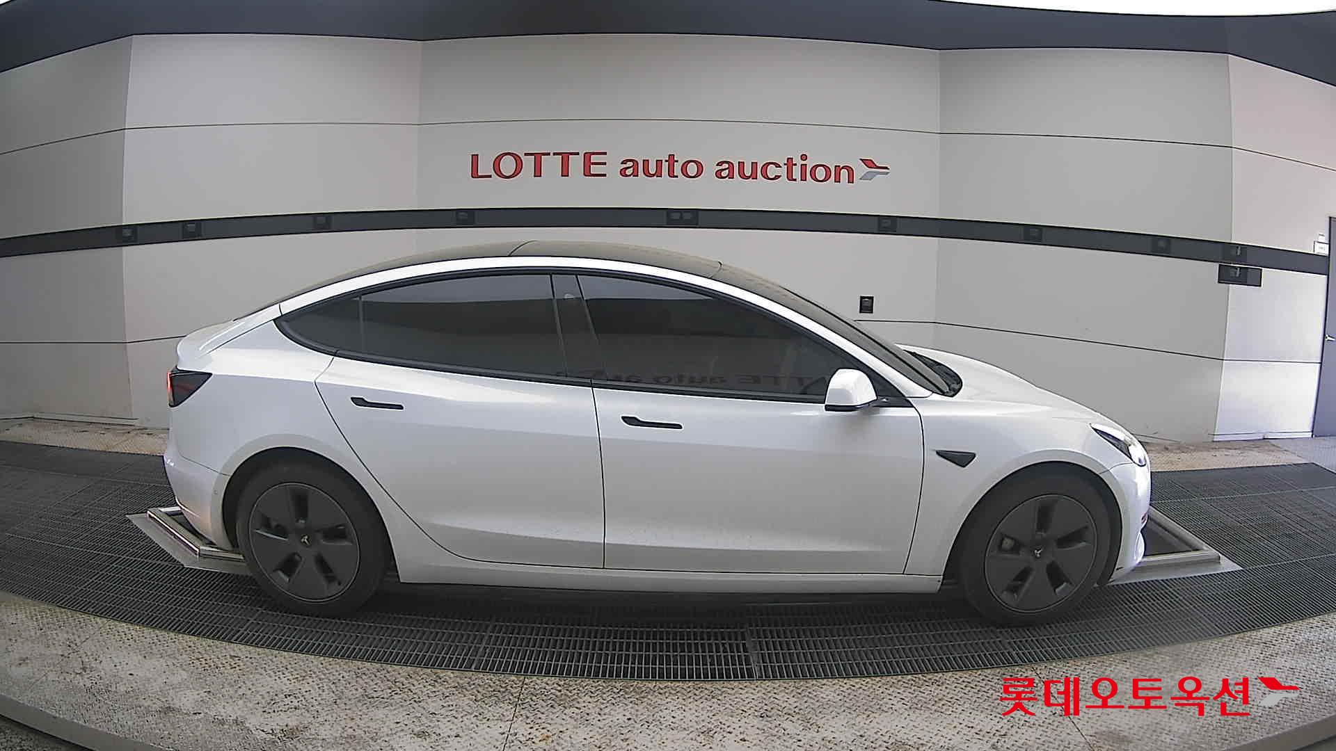TESLA Model 3 - 21