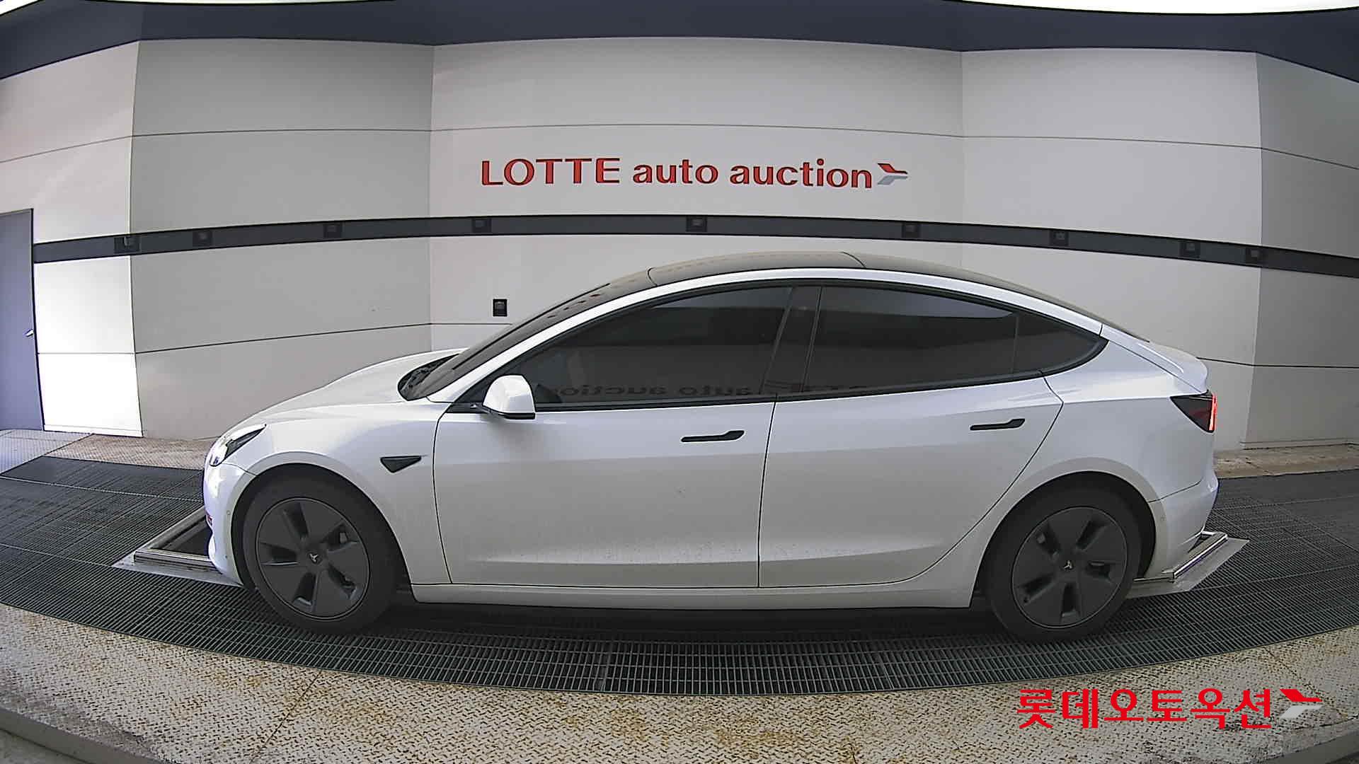 TESLA Model 3 - 13