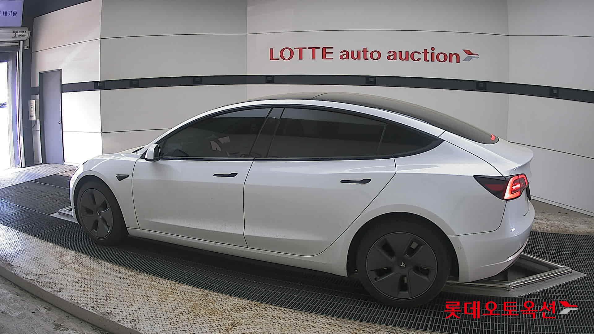 TESLA Model 3 - 14