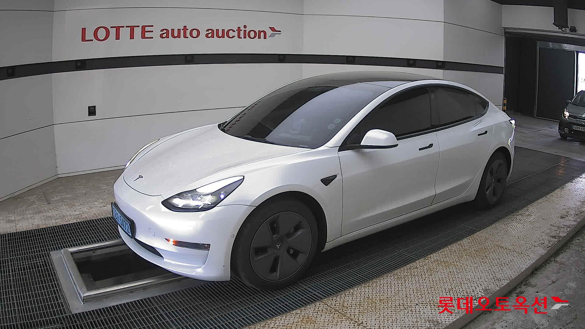 TESLA Model 3 - 11