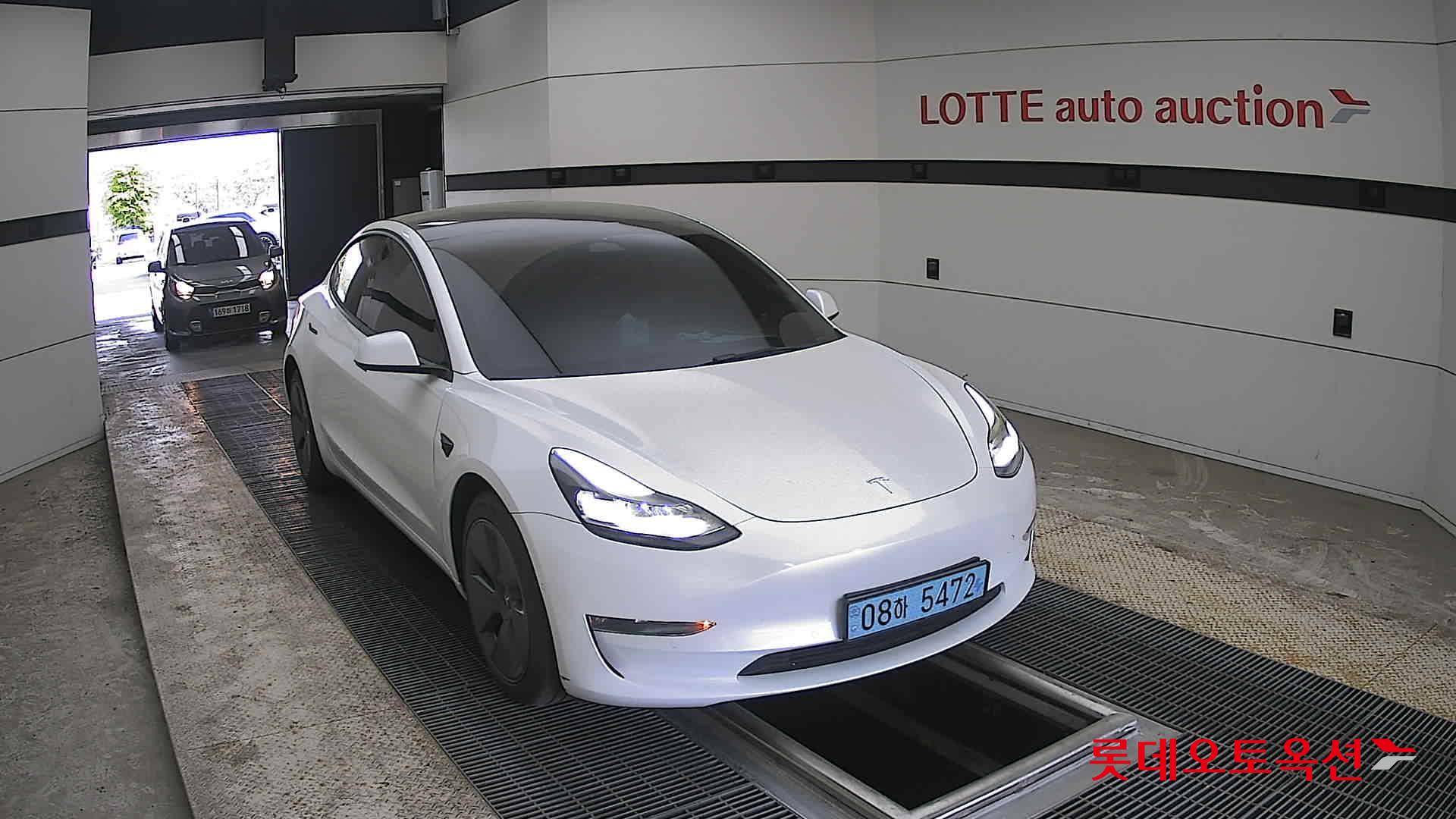 TESLA Model 3 - 24