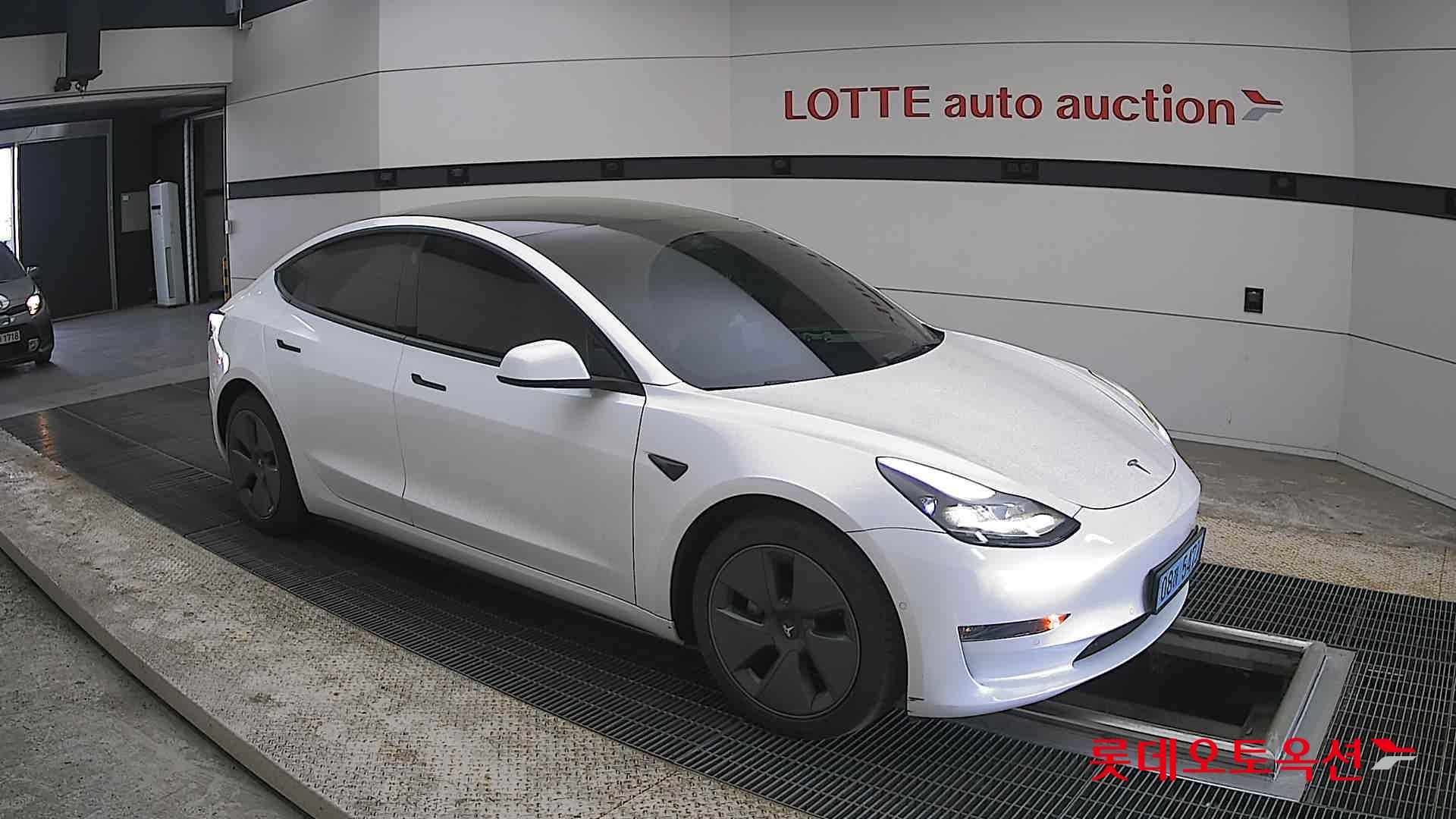 TESLA Model 3 - 23