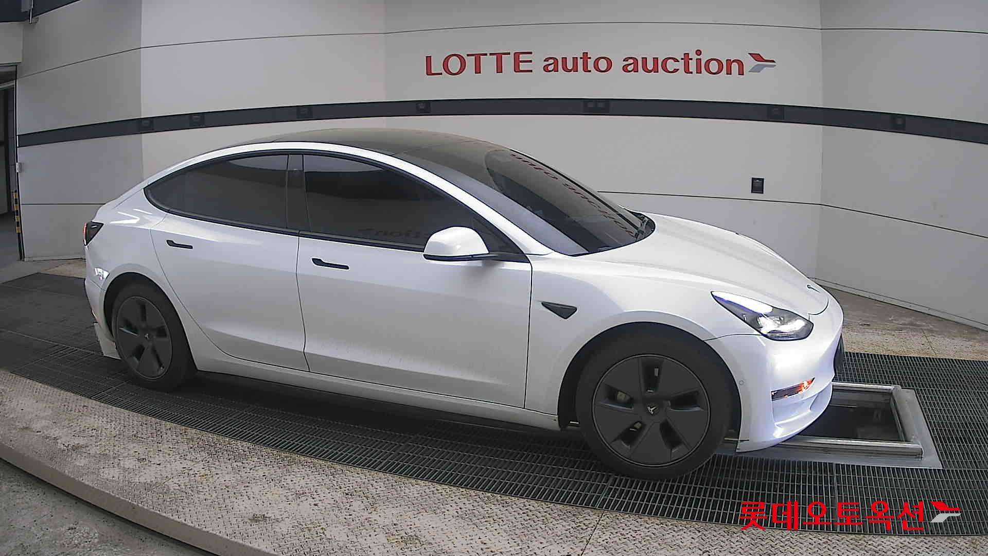 TESLA Model 3 - 22
