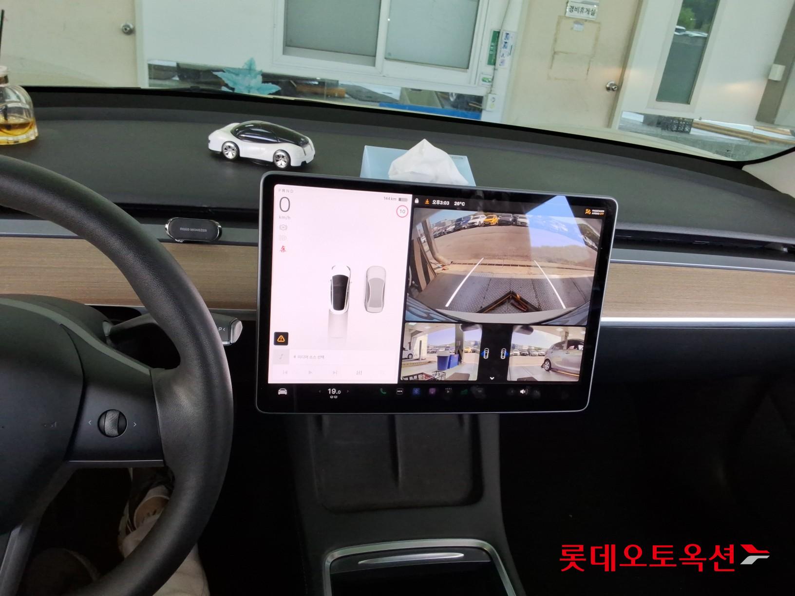 TESLA Model 3 - 33