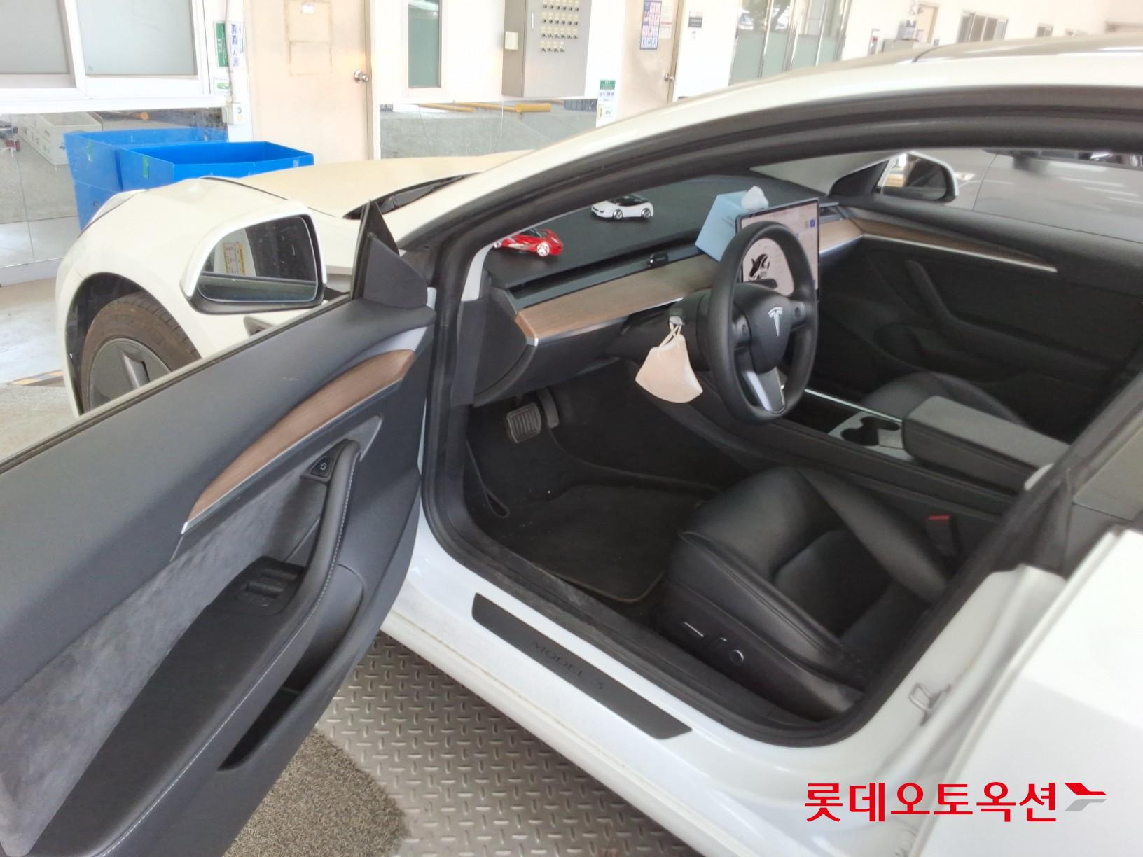 TESLA Model 3 - 35