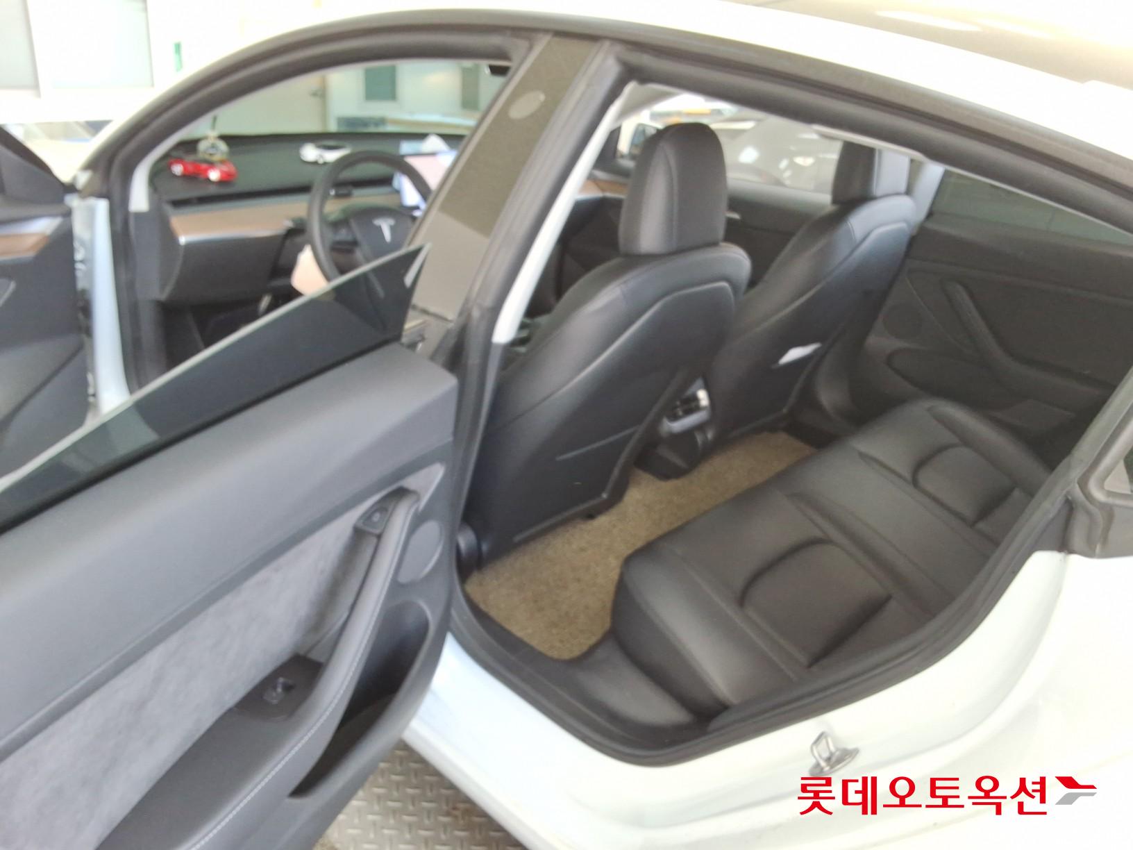 TESLA Model 3 - 37